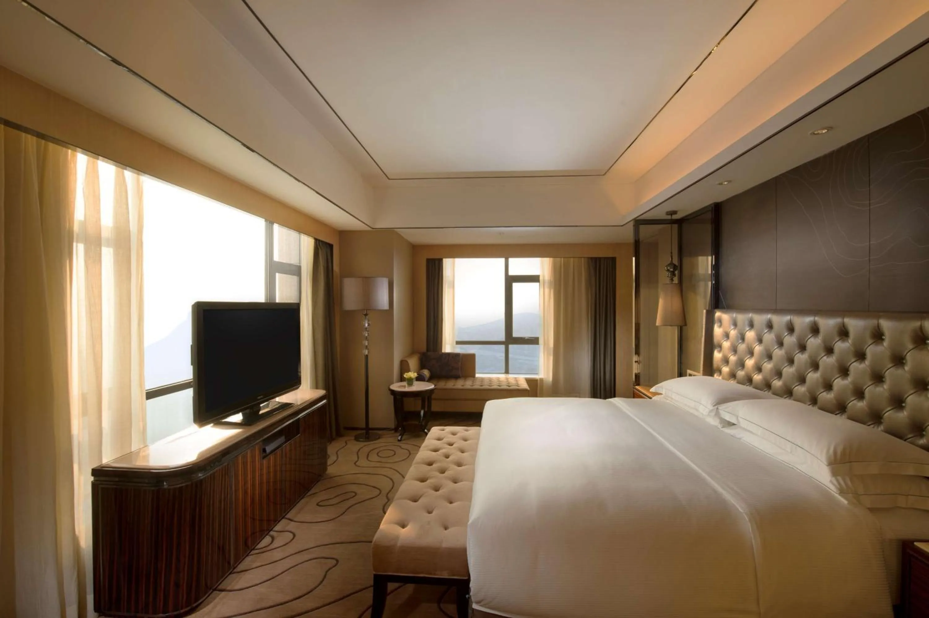 Executive King Suite with Executive Lounge Access in Hilton Zhongshan Downtown