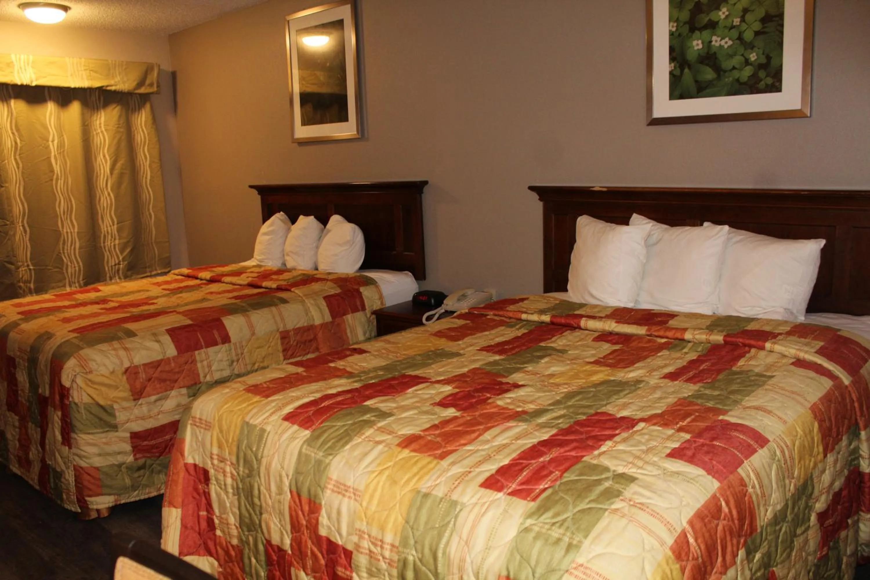 Deluxe Queen Room in Regency Inn