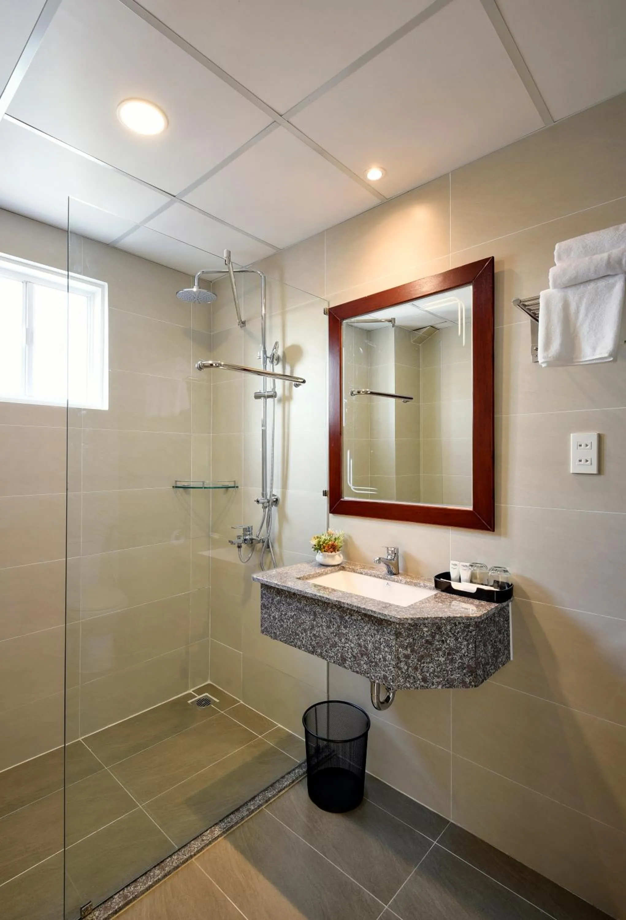 Deluxe Triple Room in Hue My Hotel