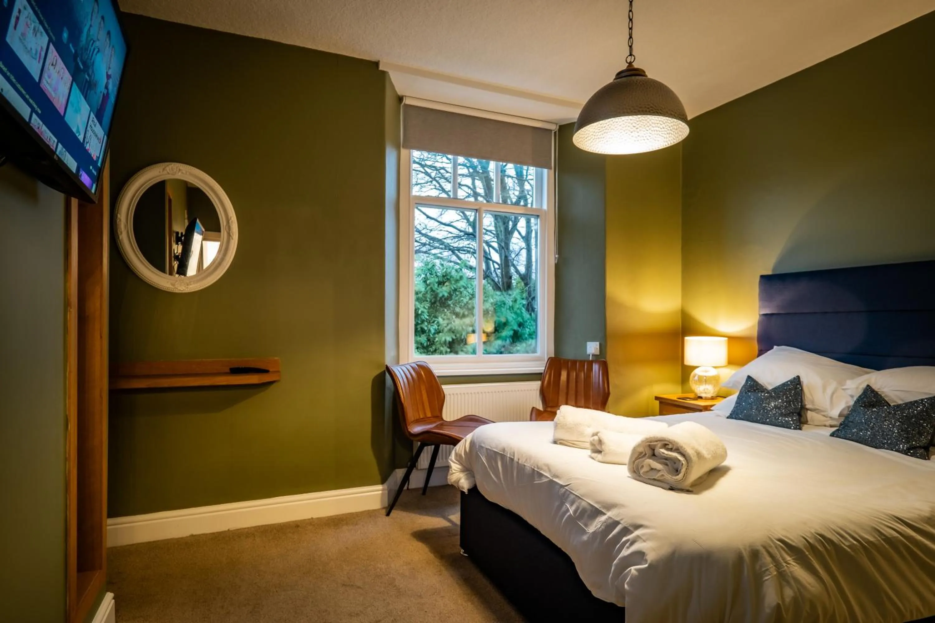 King Room in Glen Wynne Windermere - FREE off-site Health Club access with Pool, Sauna, Steam Room & Gym Short 5 Minute Drive Away