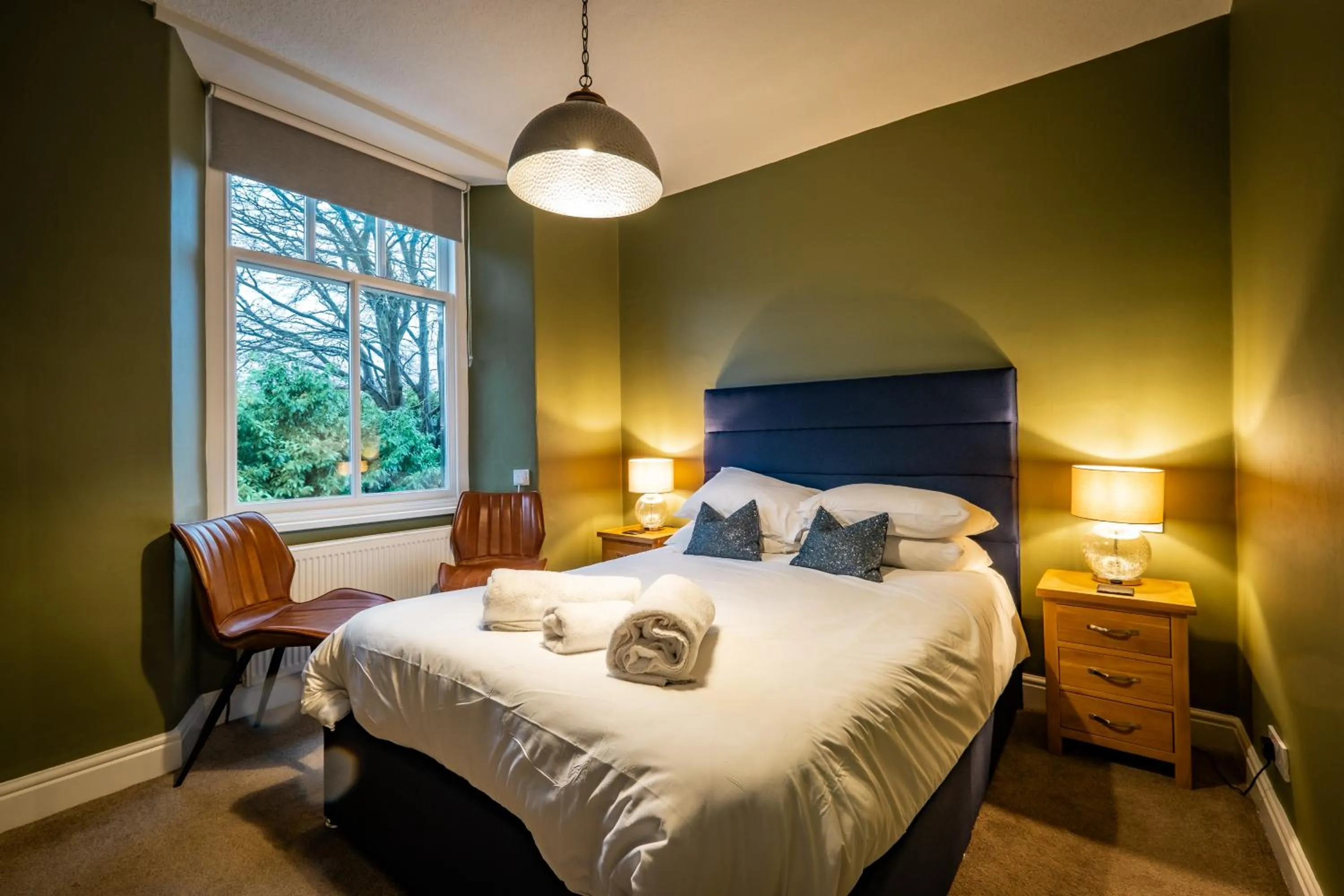 King Room in Glen Wynne Windermere - FREE off-site Health Club access with Pool, Sauna, Steam Room & Gym Short 5 Minute Drive Away