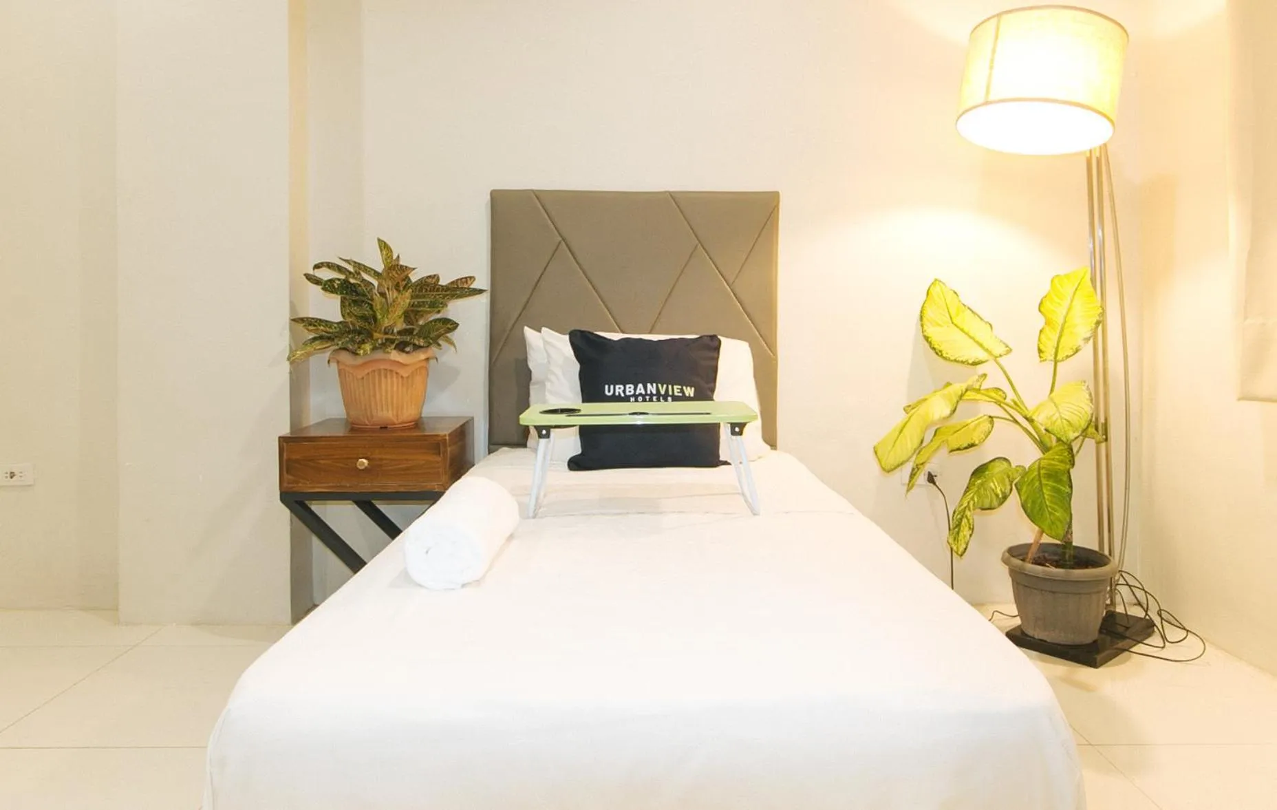 Single Room in UrbanView at Lacson Street Bacolod City by RedDoorz