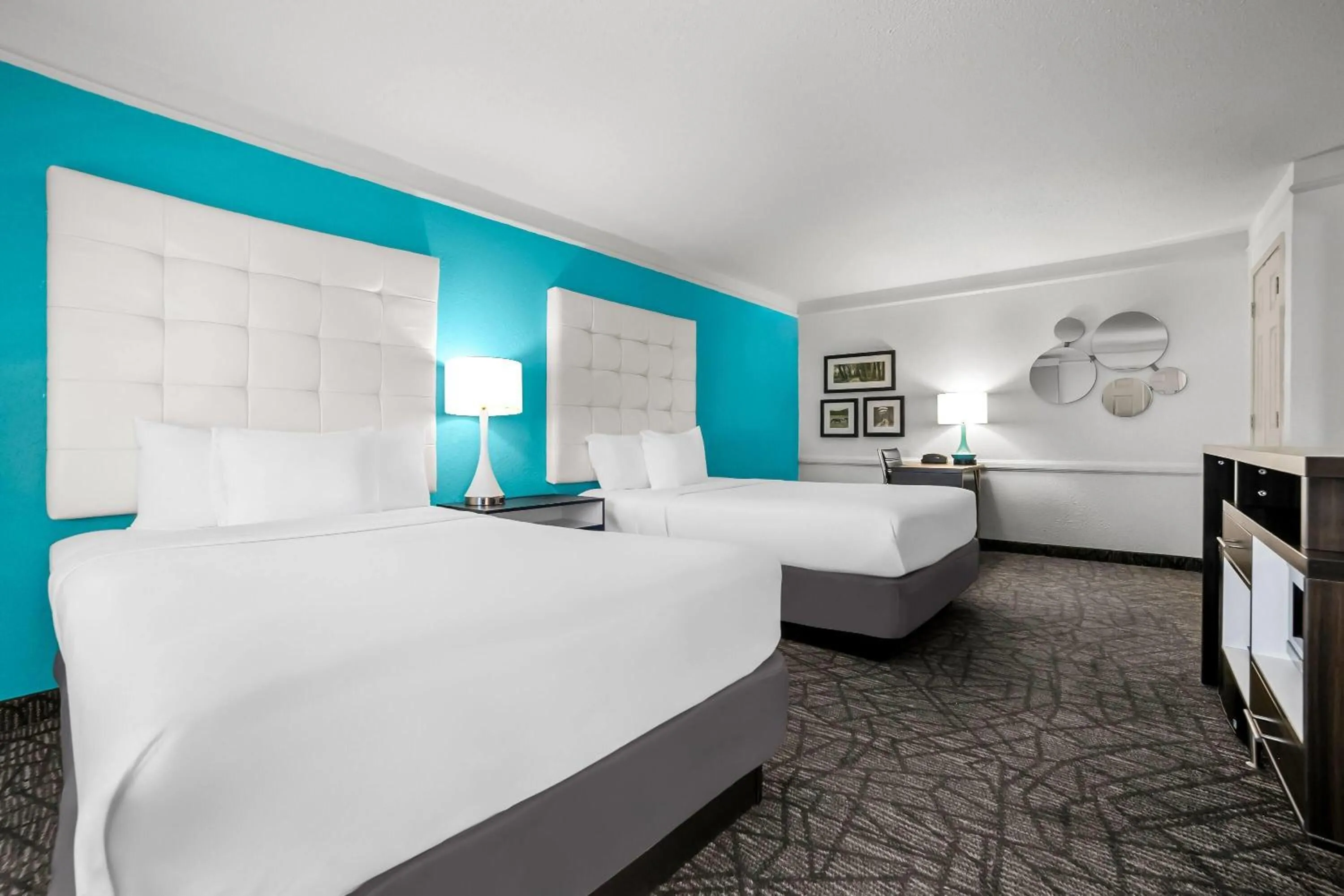 Double Room with Two Double Beds and Roll-In Shower - Mobility Access/Non-Smoking in Howard Johnson by Wyndham Columbus Fort Moore