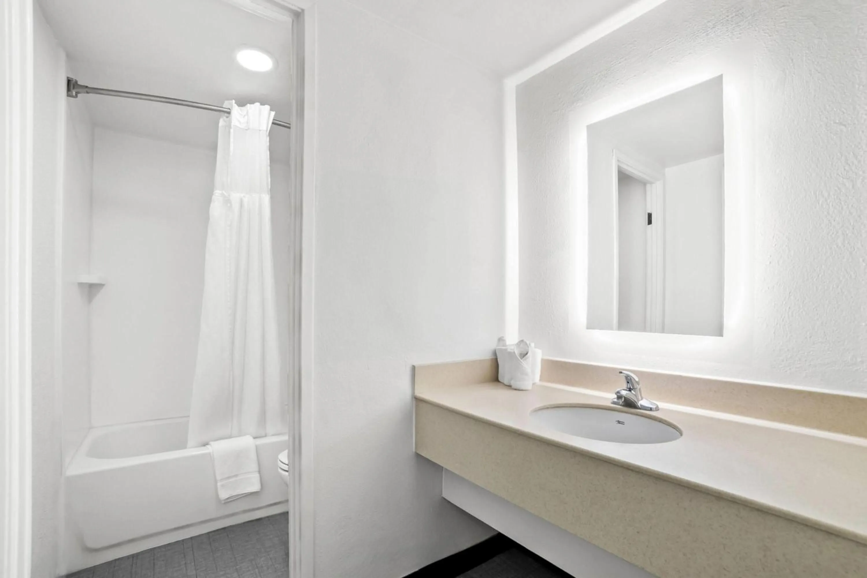 Deluxe King Room - Smoking in Howard Johnson by Wyndham Columbus Fort Moore