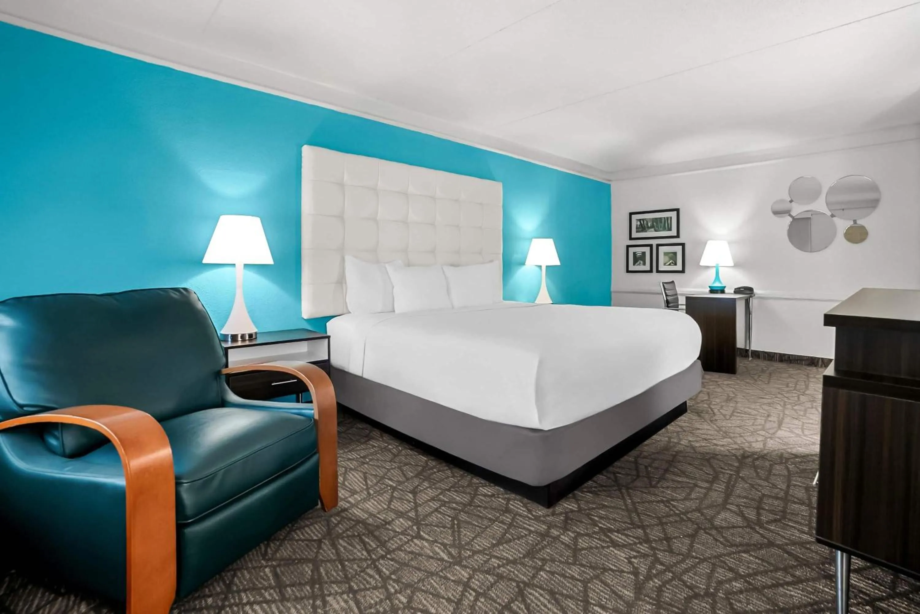 King Room with Bath Tub - Mobility Accessible/Non-Smoking in Howard Johnson by Wyndham Columbus Fort Moore