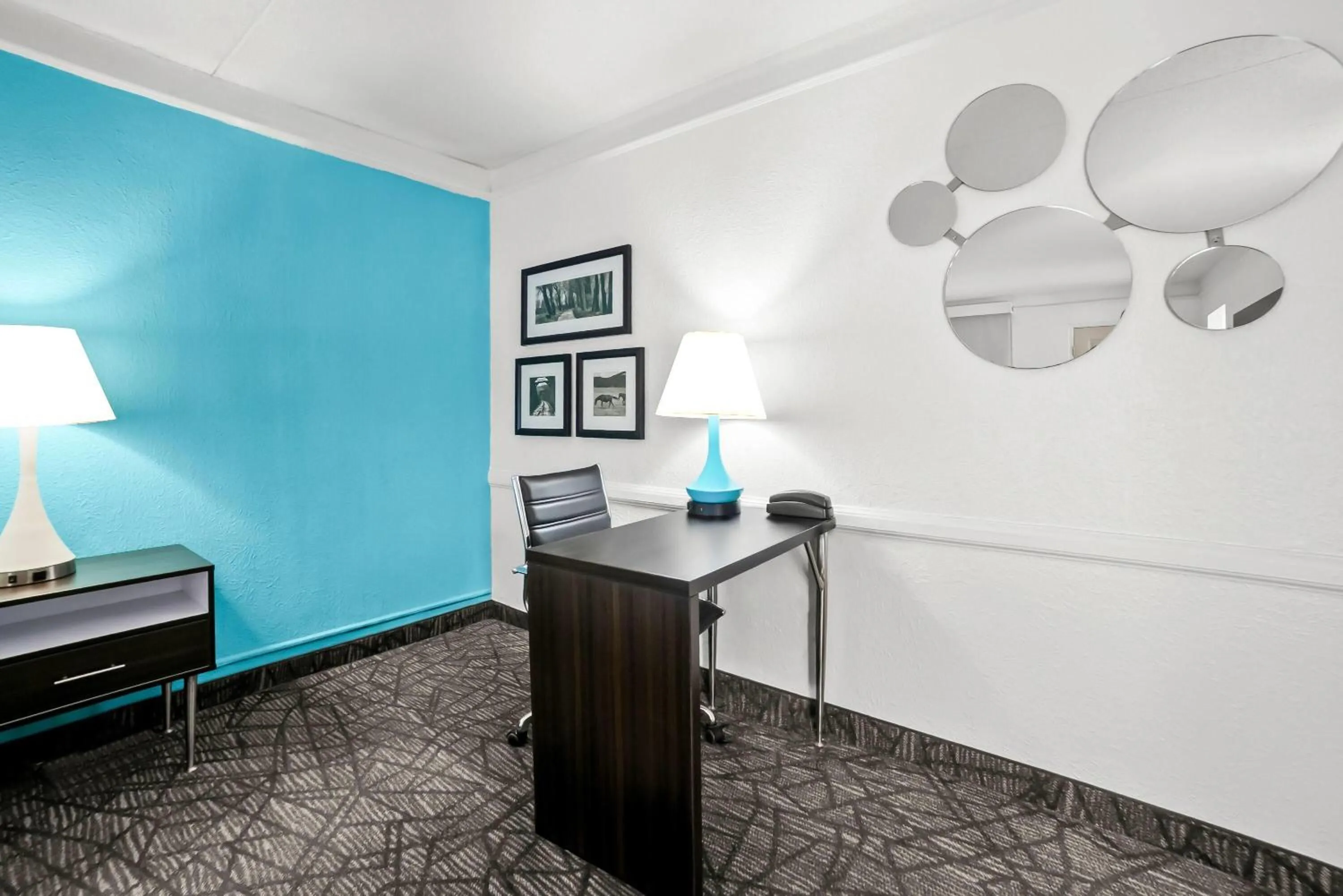 King Room with Mobility Access and Bathtub with Grab Bars -  Smoking in Howard Johnson by Wyndham Columbus Fort Moore