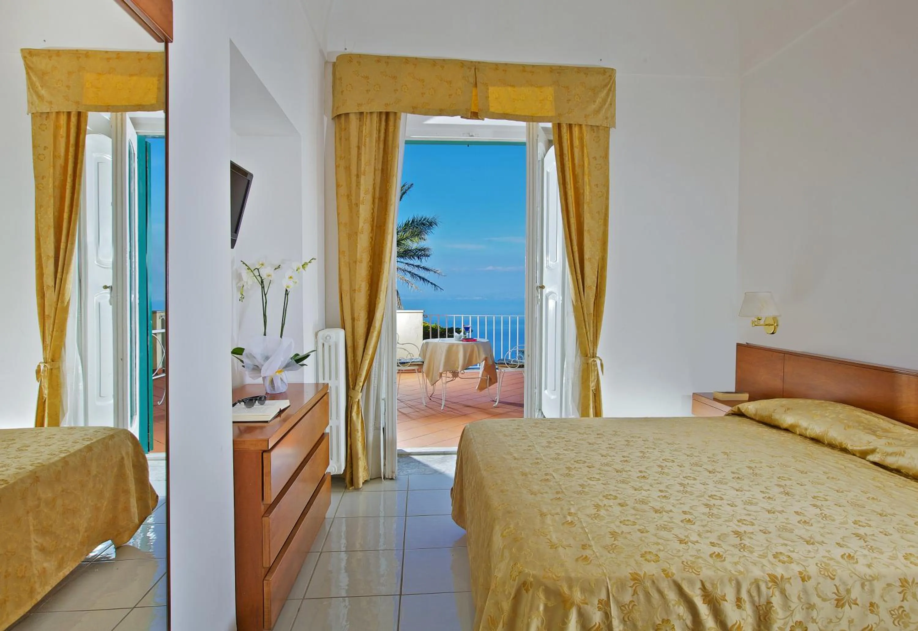 Classic Double Room with Sea View in Hotel San Michele