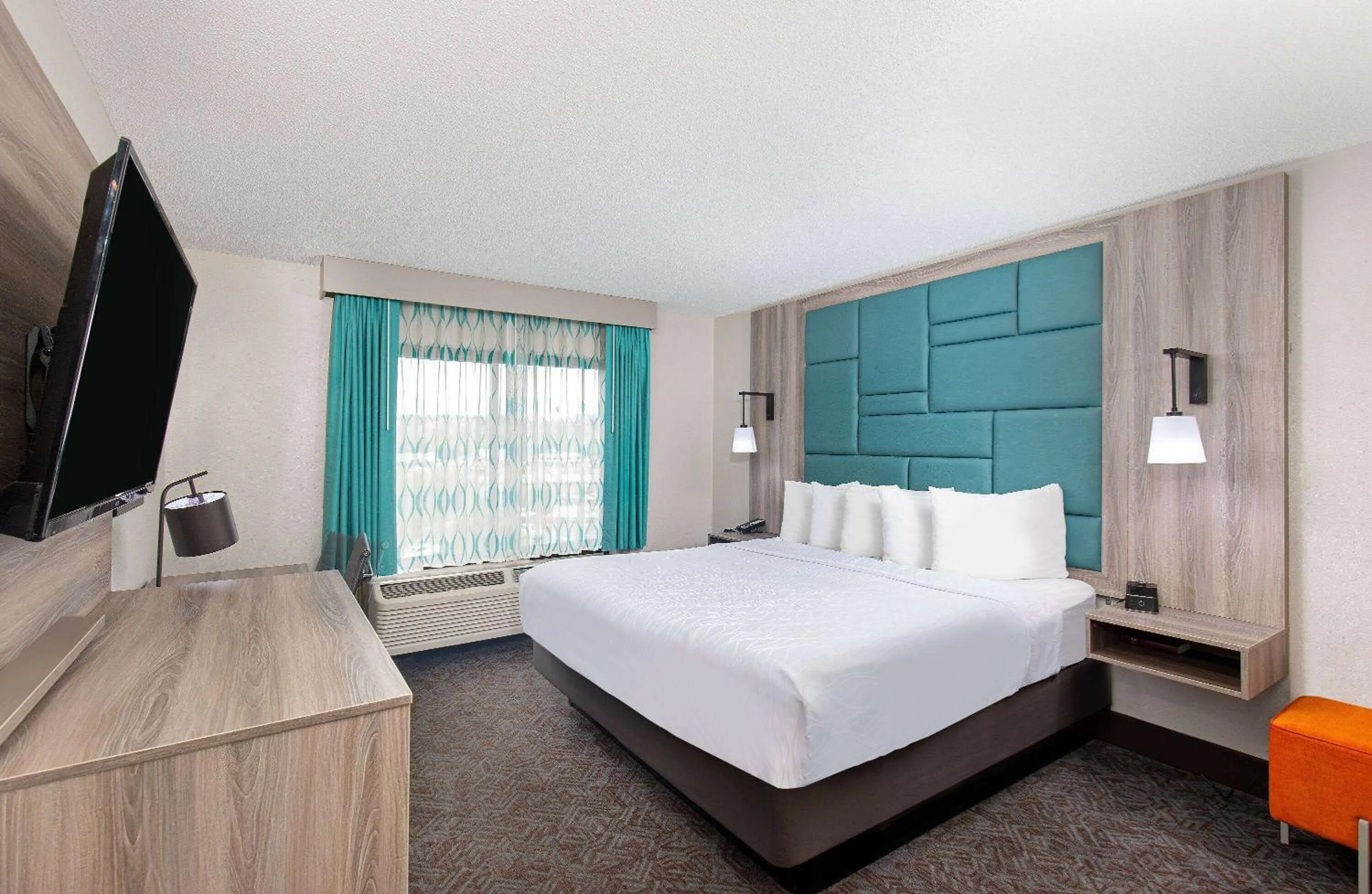 King Room - Mobility Access/Non-Smoking in La Quinta Inn by Wyndham Pigeon Forge-Dollywood