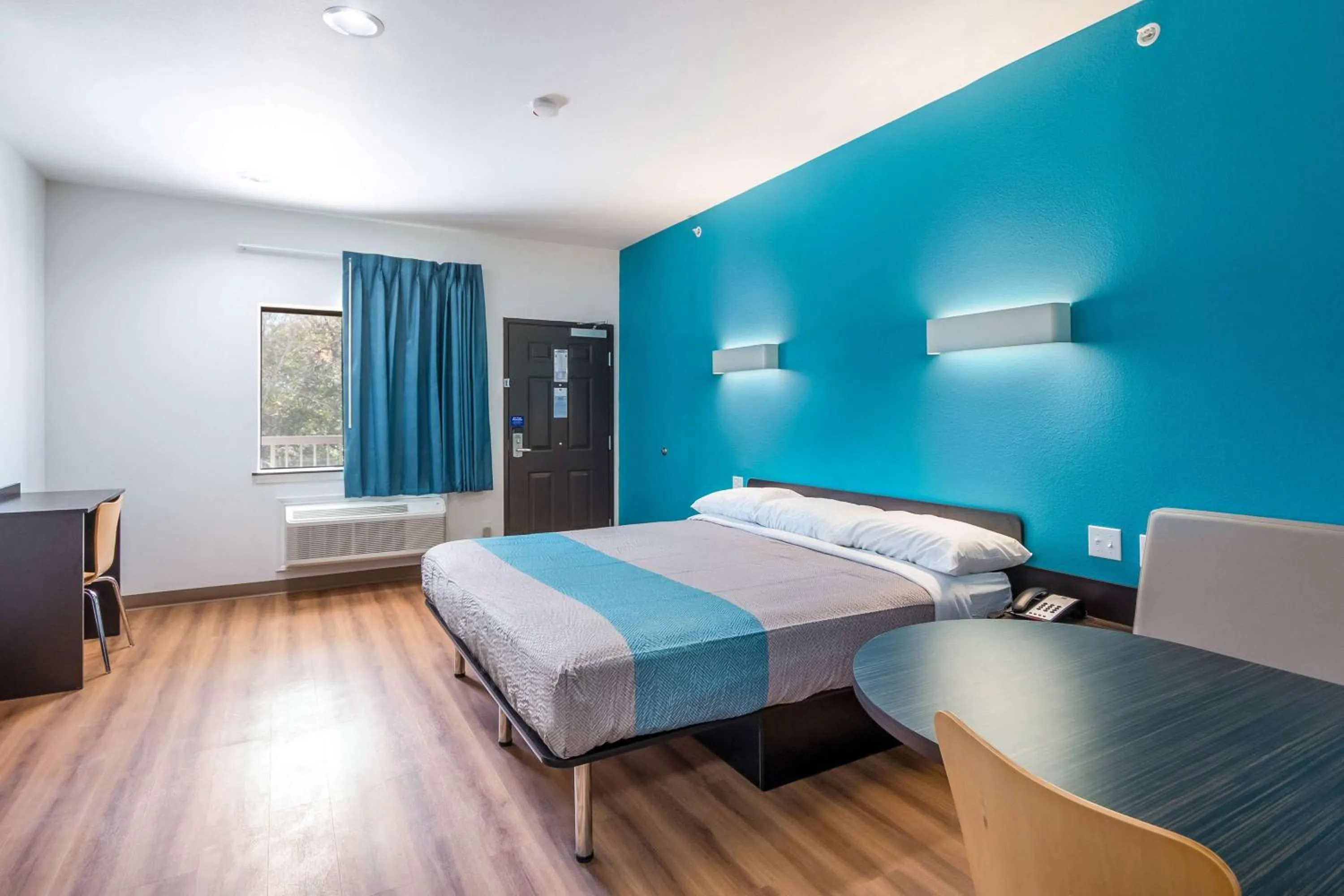 Deluxe King Room - Non-Smoking in Motel 6-Channelview, TX