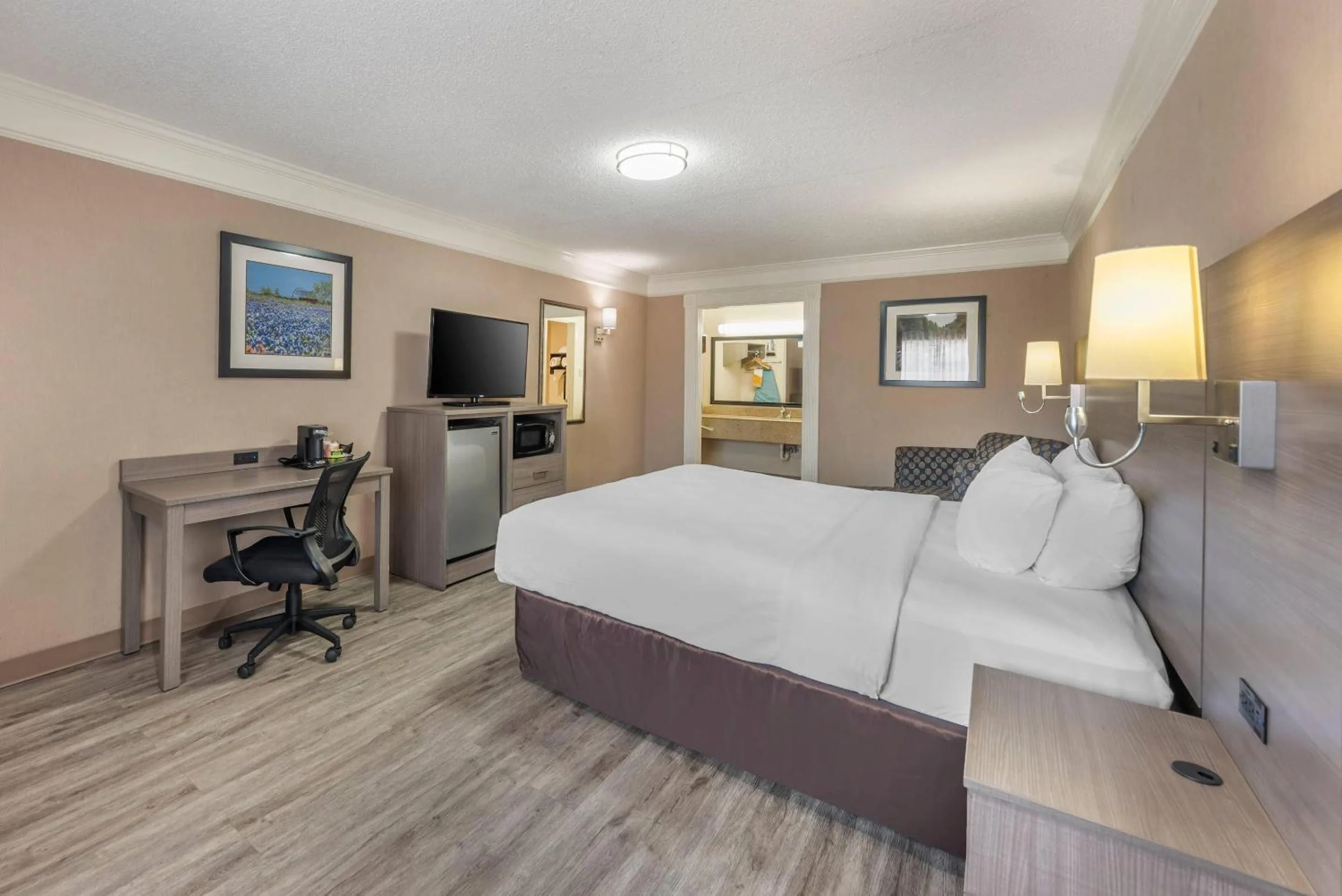 King Room - Non-Smoking in Quality Inn Near Lake Marble Falls