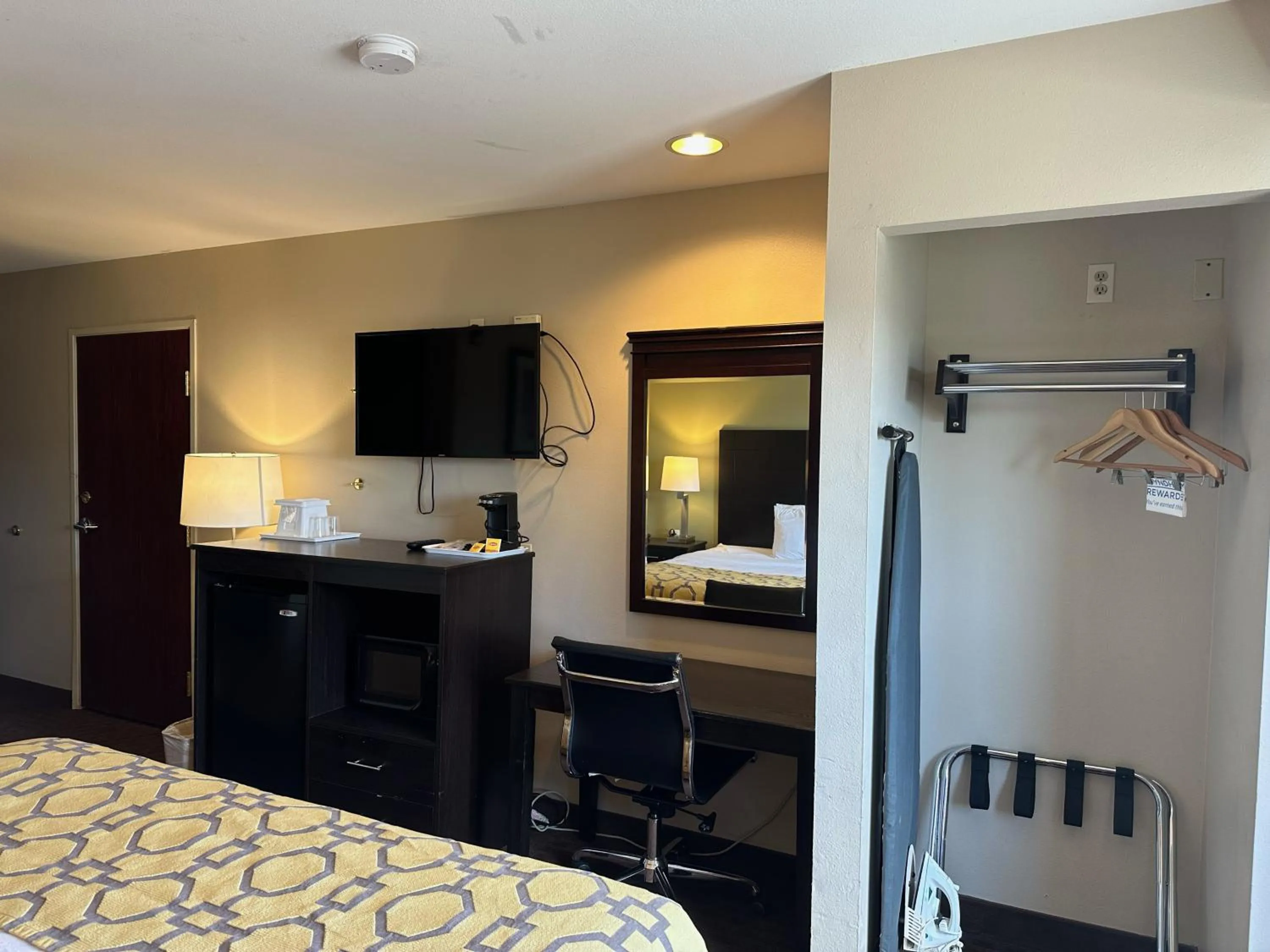 King Room with Bath Tub - Mobility Accessible/Non-Smoking in Baymont by Wyndham Farmington