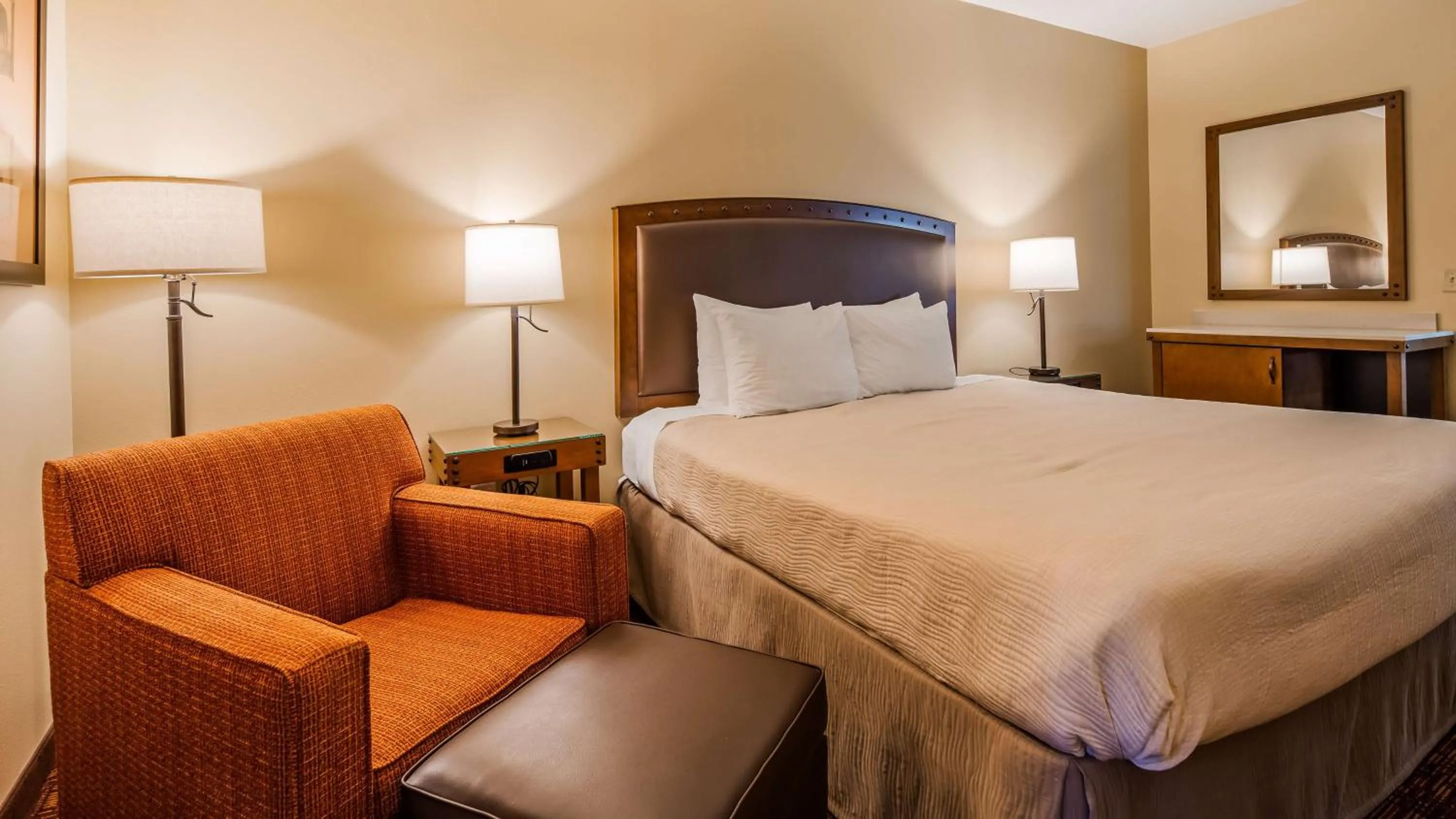 King Room with Roll-In Shower - Mobility Access/Communication Assistance in Best Western Plus Inn of Williams