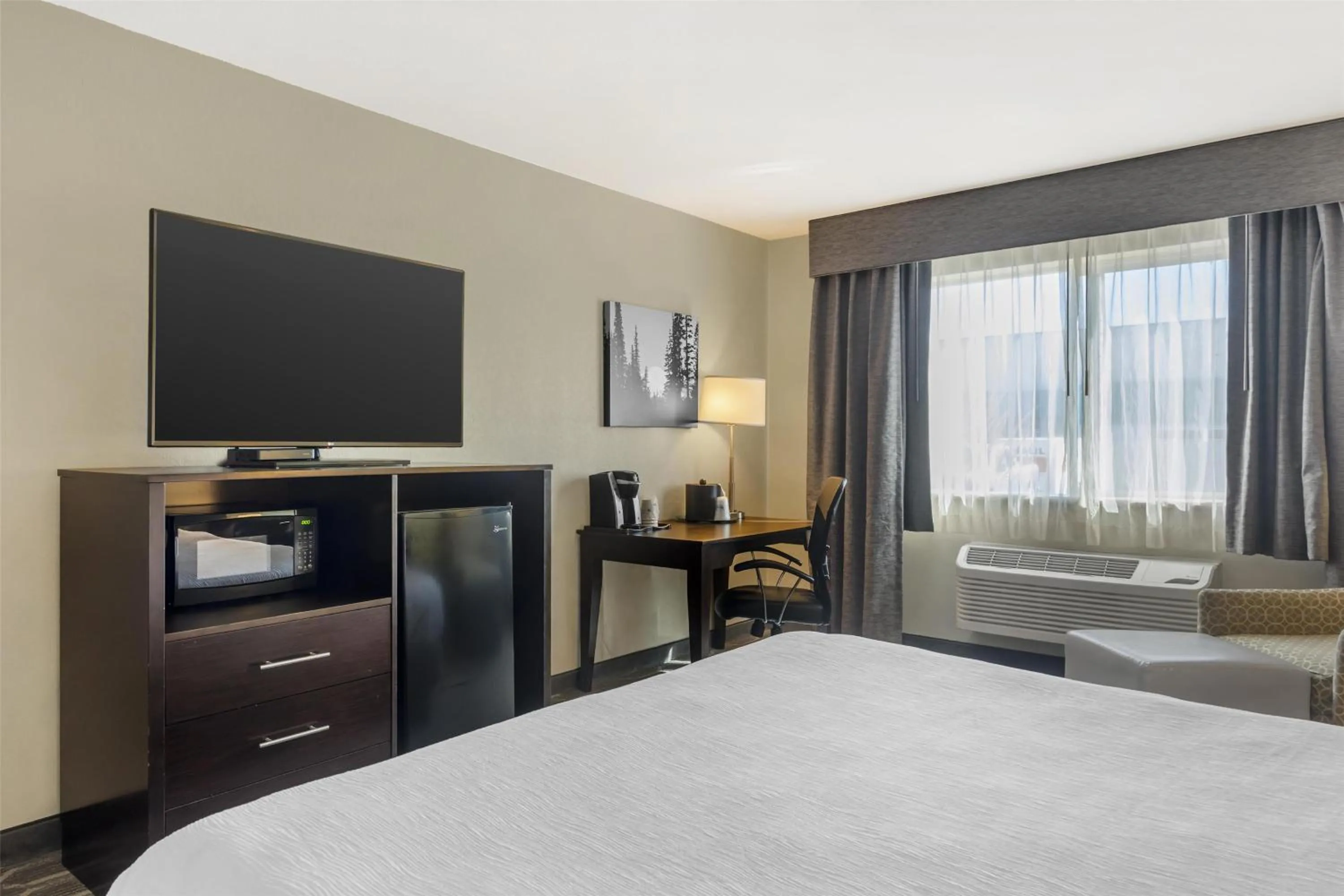 King Room with Roll-In Shower - Mobility Access in Best Western Plus Wenatchee Downtown Hotel