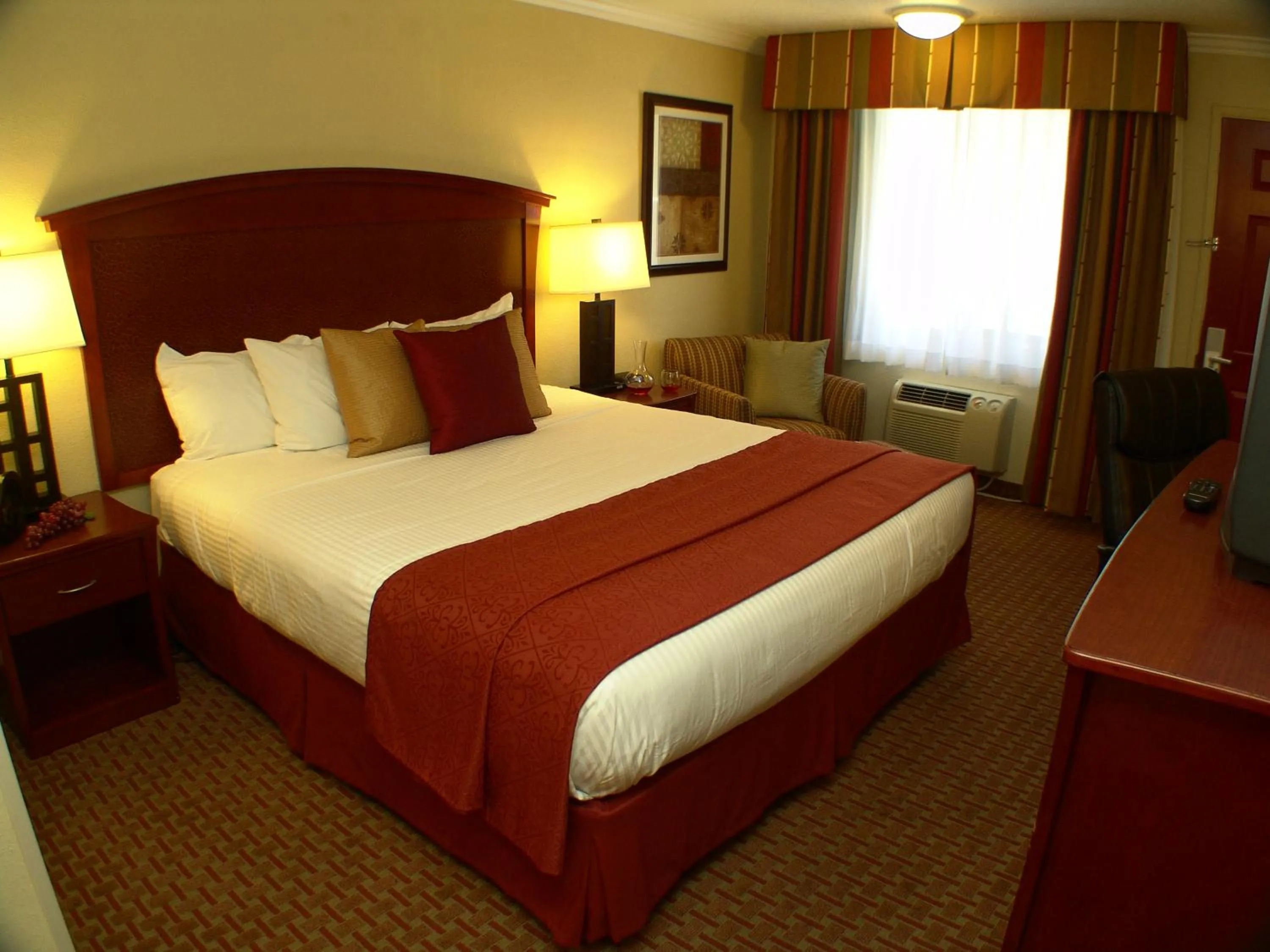 King Room - Non-Smoking in Quality Inn & Suites Santa Cruz Mountains