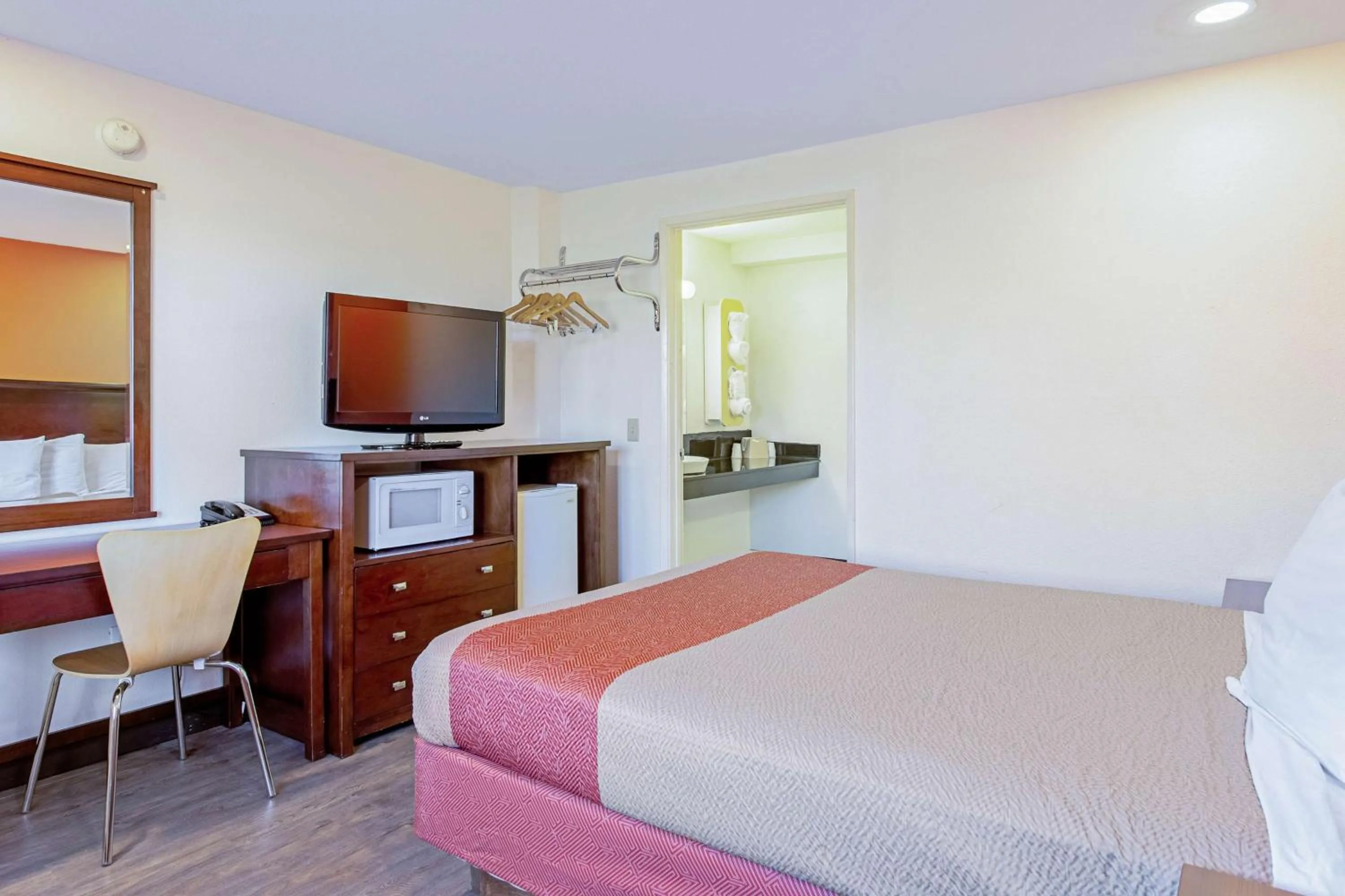 Queen Room - Non-Smoking in Motel 6 Pendleton, OR - West