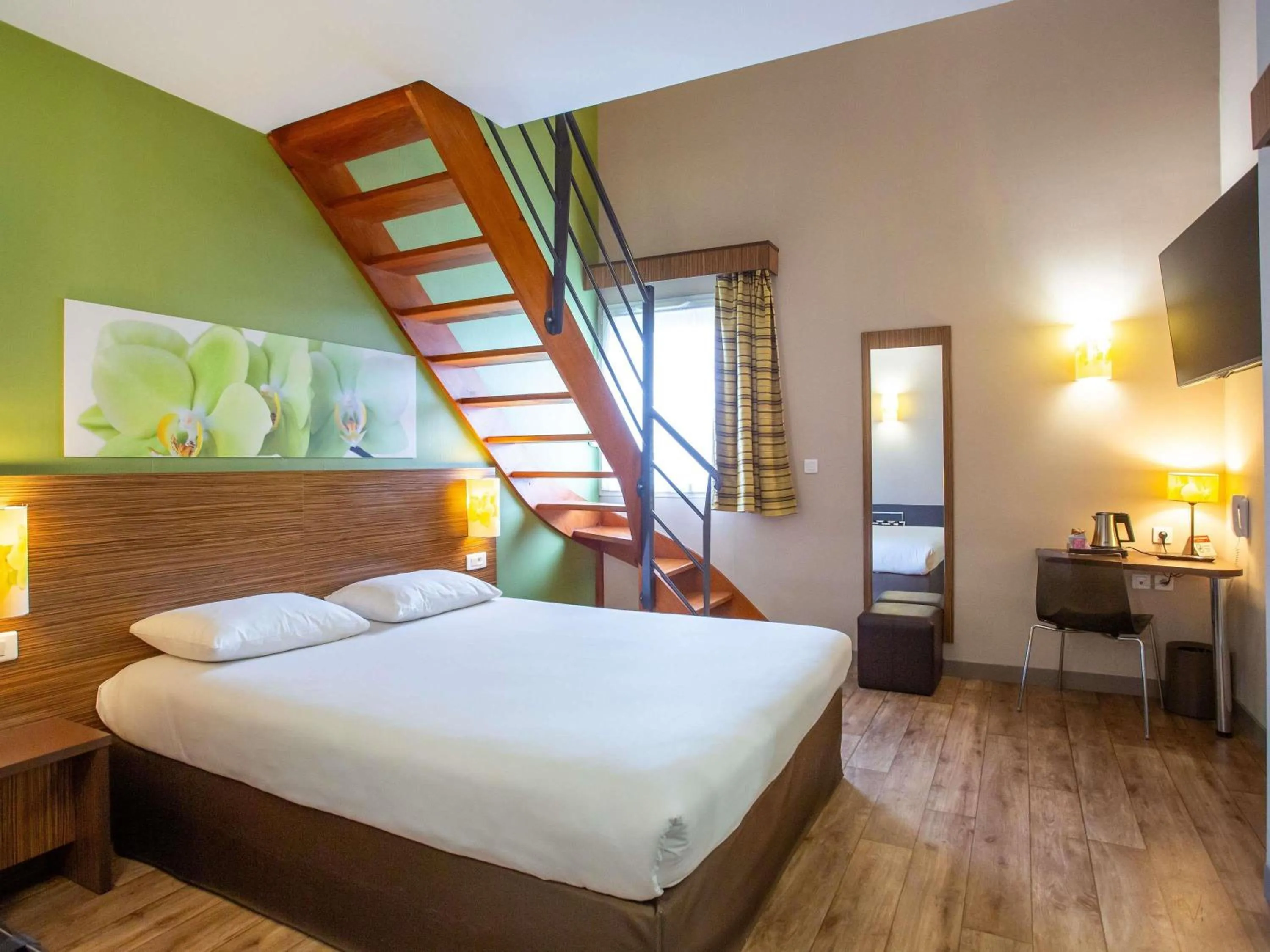 Standard Family Suite with One Double Bed and Twin Beds in Hôtel Ibis Styles Bourges - Piscine extérieure chauffée - Restaurants à proximité
