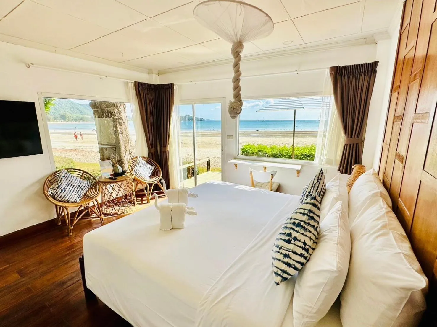 Deluxe Bungalow Beach Front in Twin Bay Resort Koh Lanta