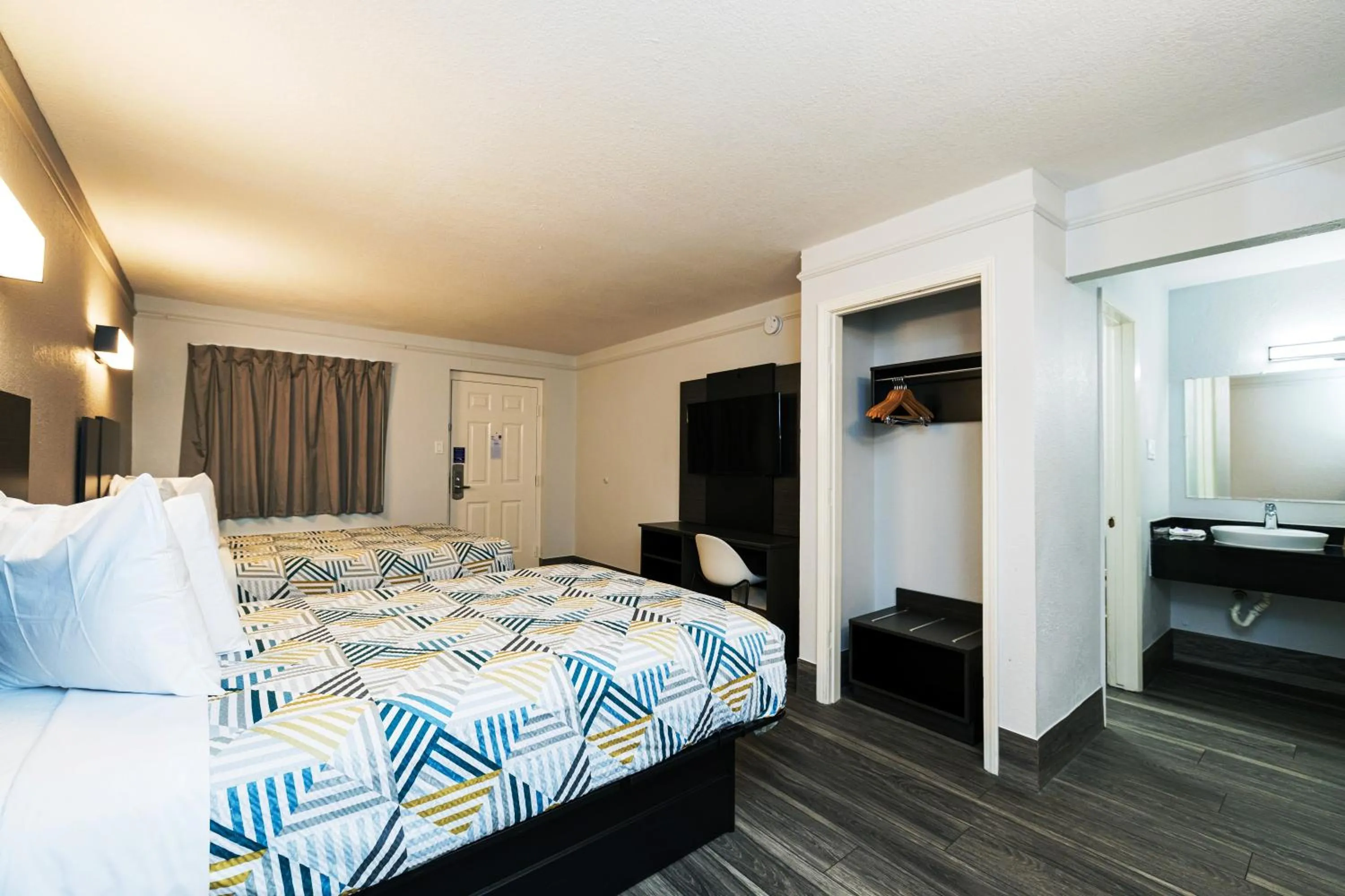 2 Full Beds in Motel 6-Baytown, TX - Garth Rd