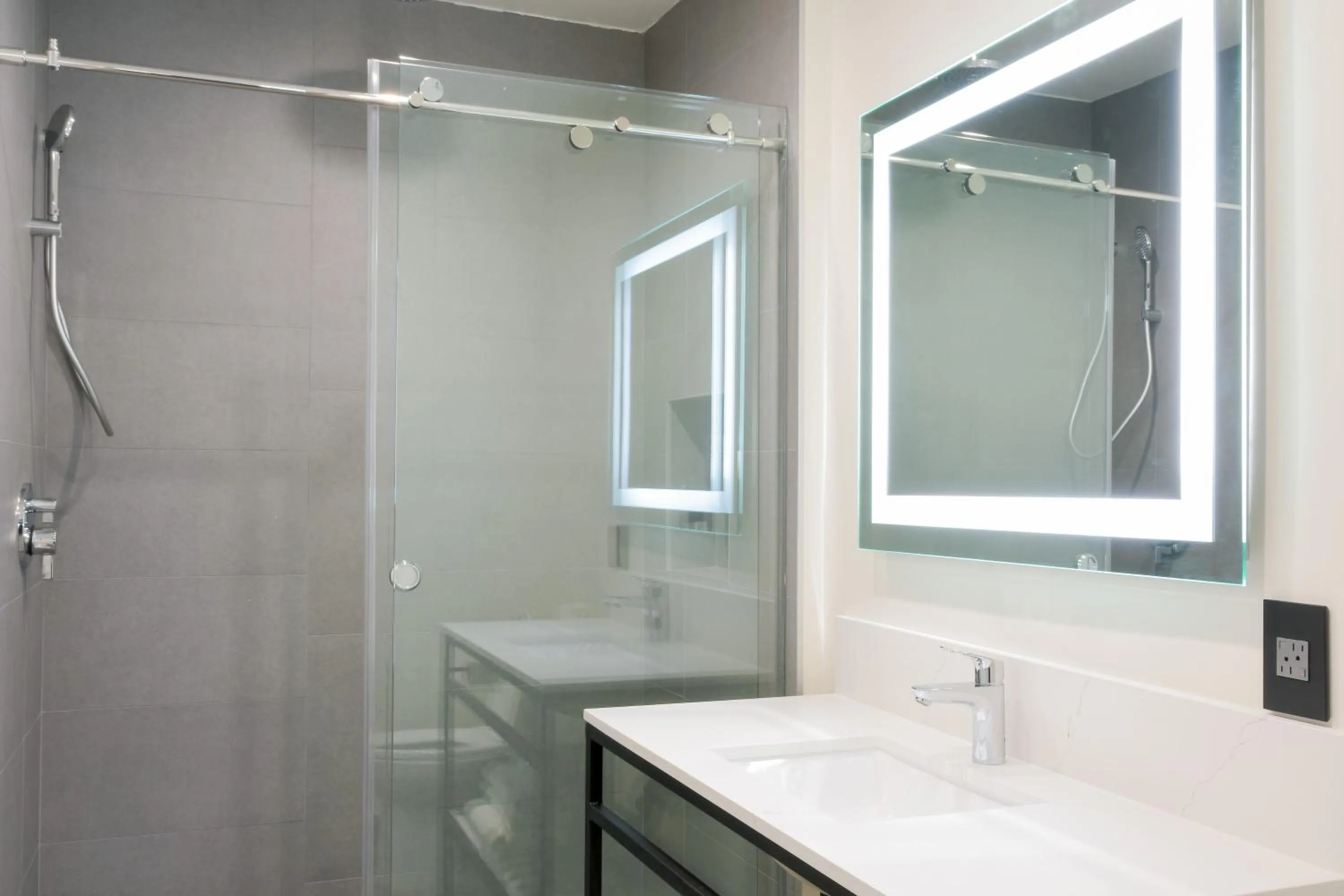 Deluxe Double Room with Extra Bed in Tilbury Inn