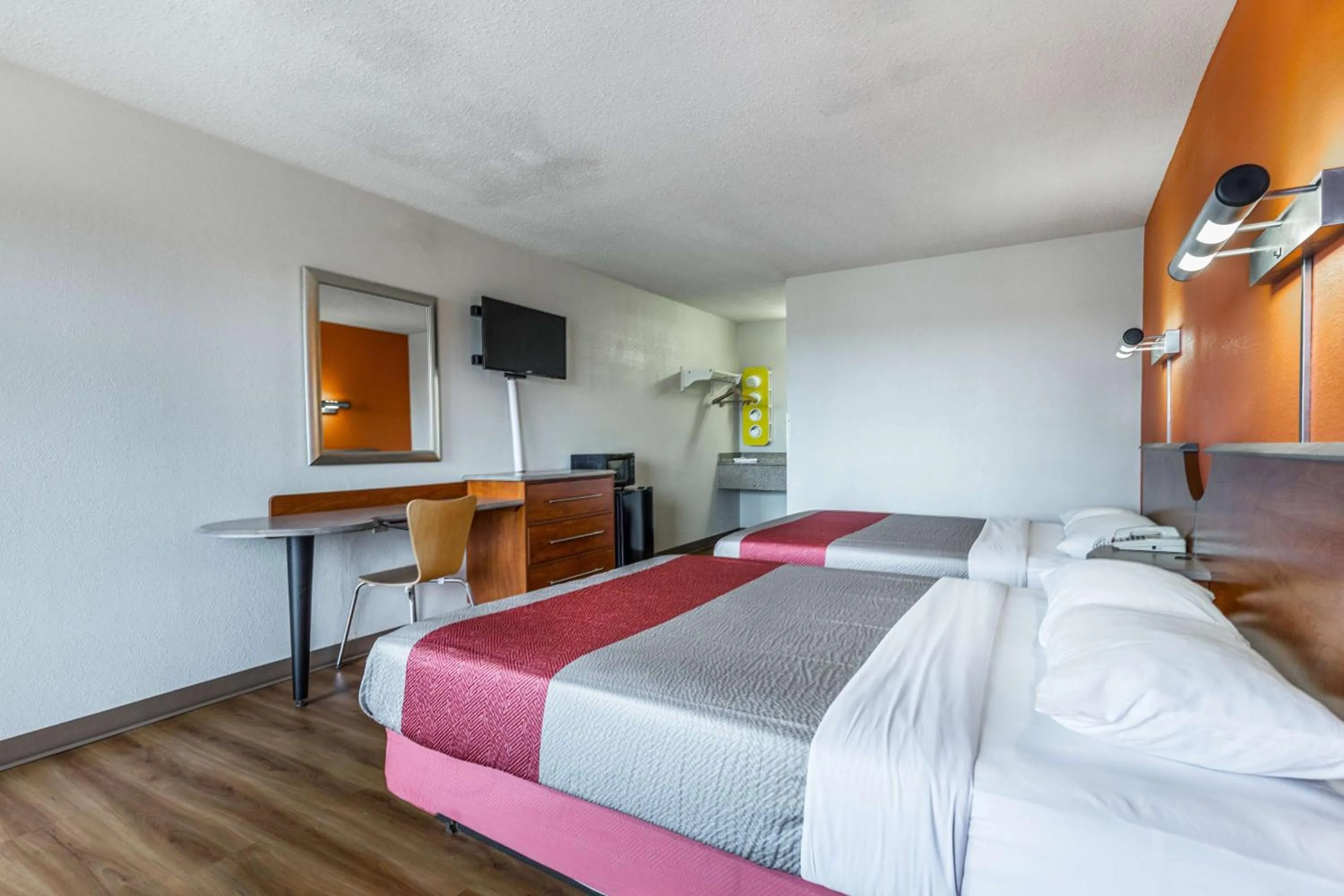 Queen Room with Two Queen Beds - Disability Access - Non-Smoking in Motel 6-Mount Vernon, IL