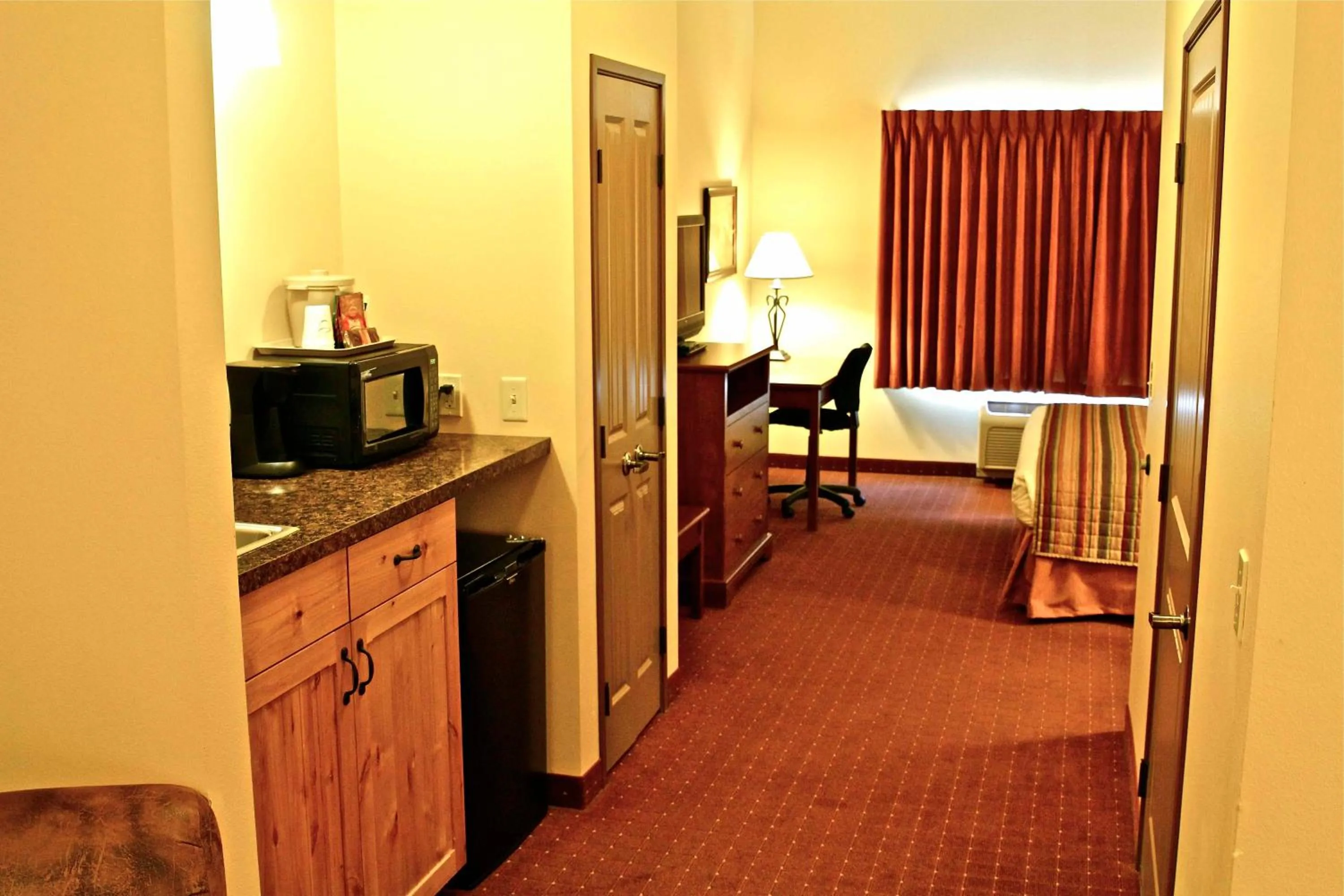 Deluxe King Suite in Arbuckle Lodge Gillette