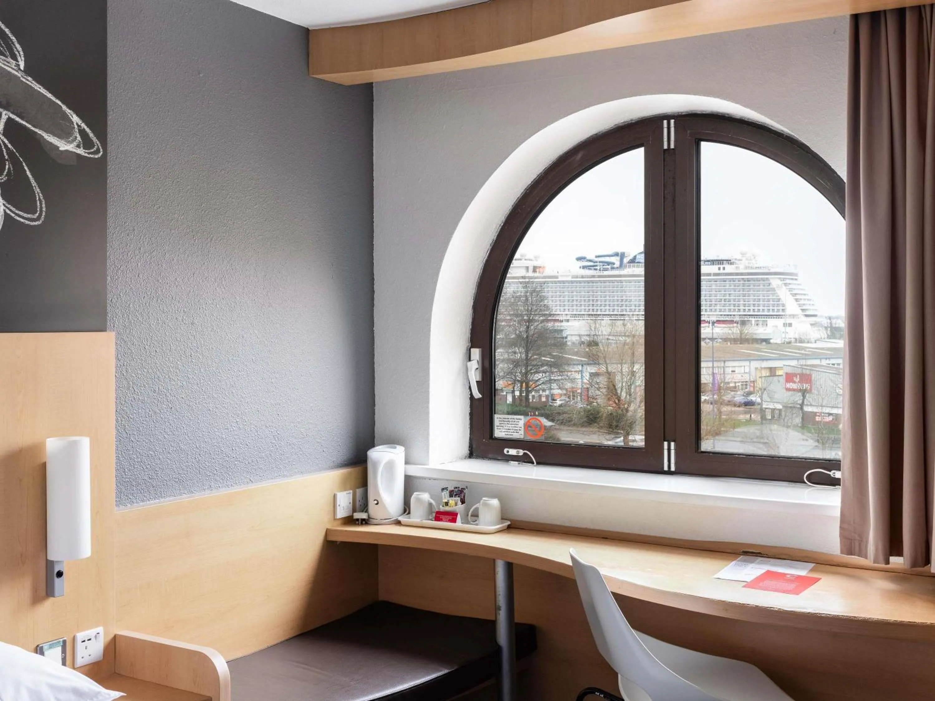 Standard Double Room with Harbor View in ibis Southampton