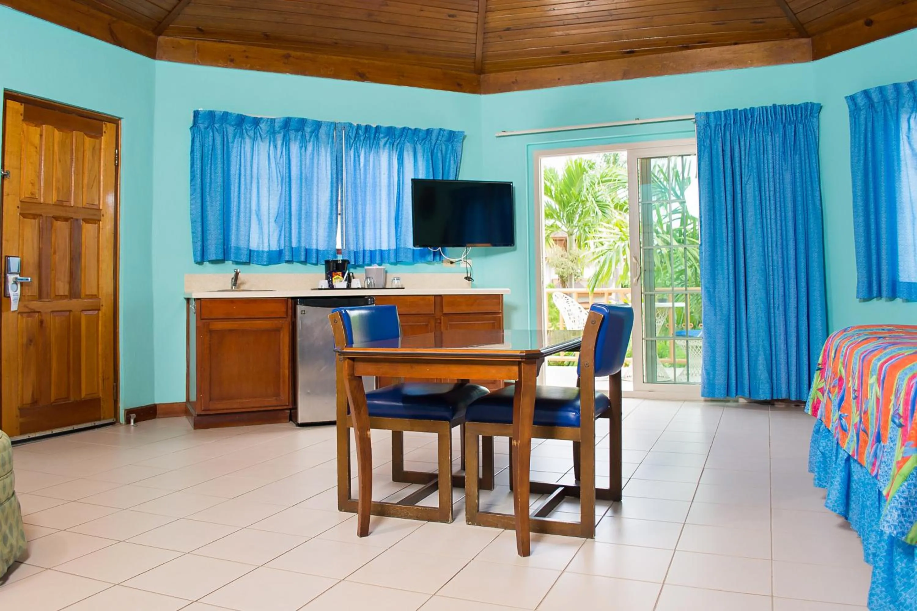 Junior Suite One King Bed Or Two Queen Bed  in Coco La Palm