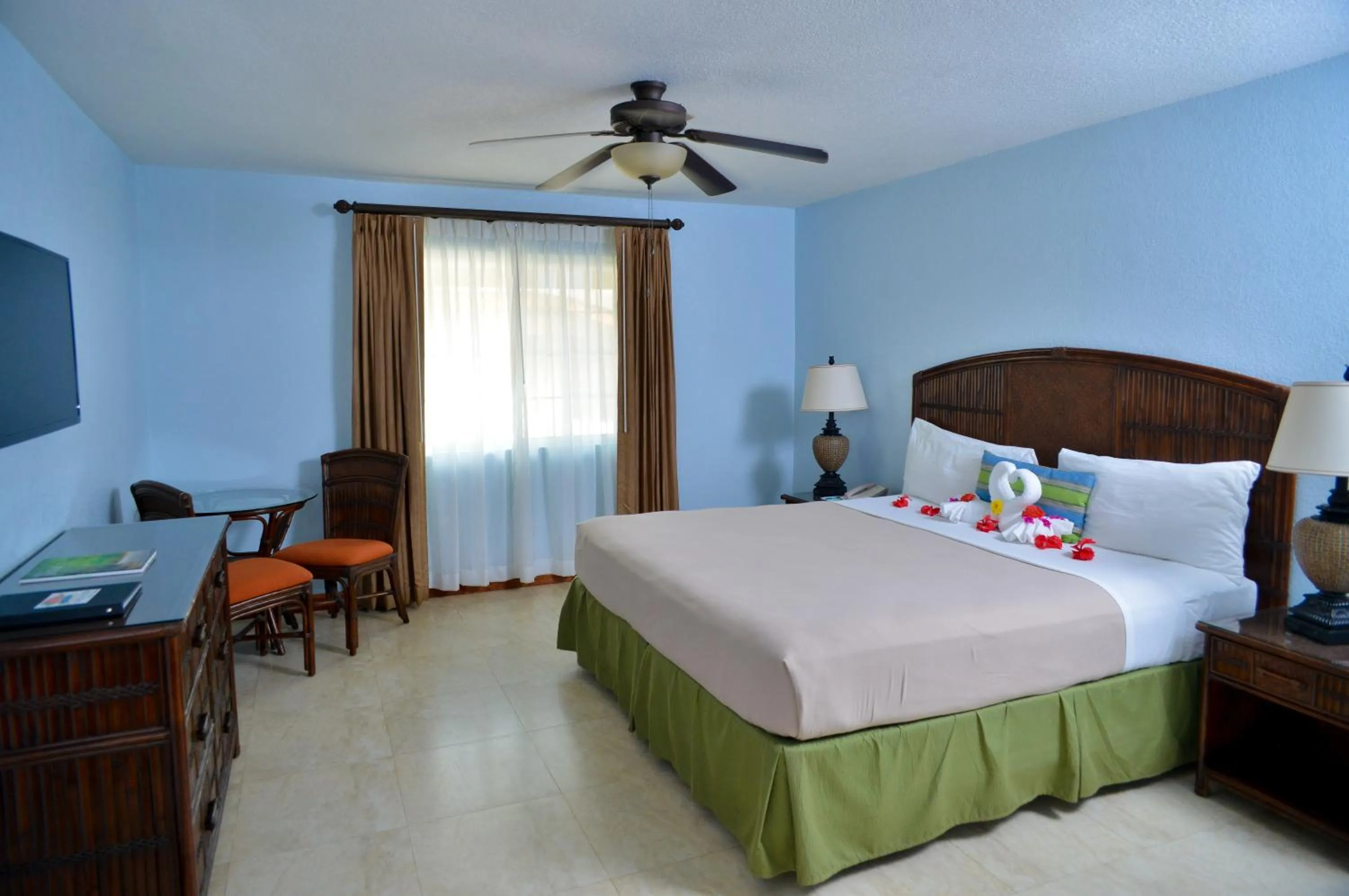 Standard Room One King Bed Or  One Queen Bed in Coco La Palm