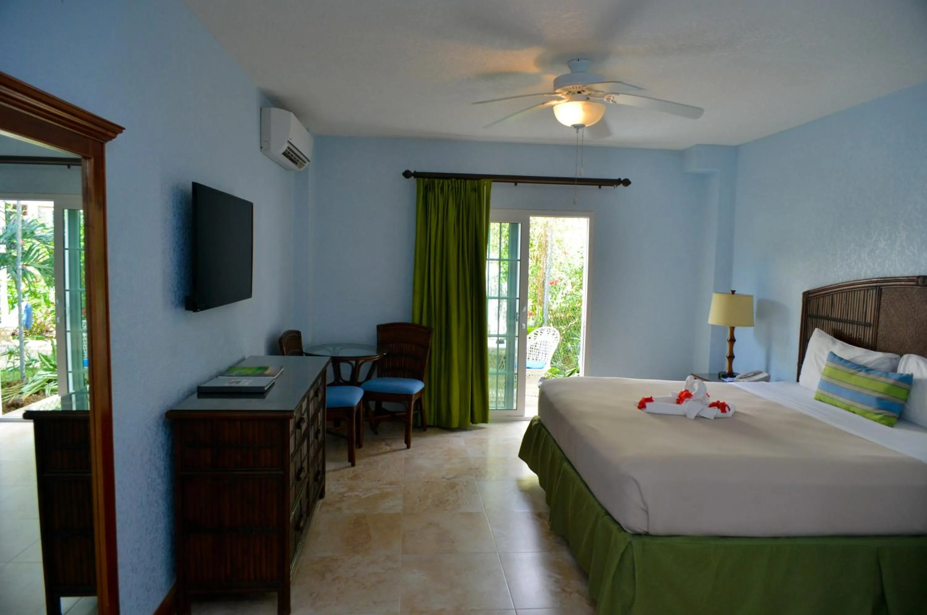 Deluxe King Room in Coco La Palm