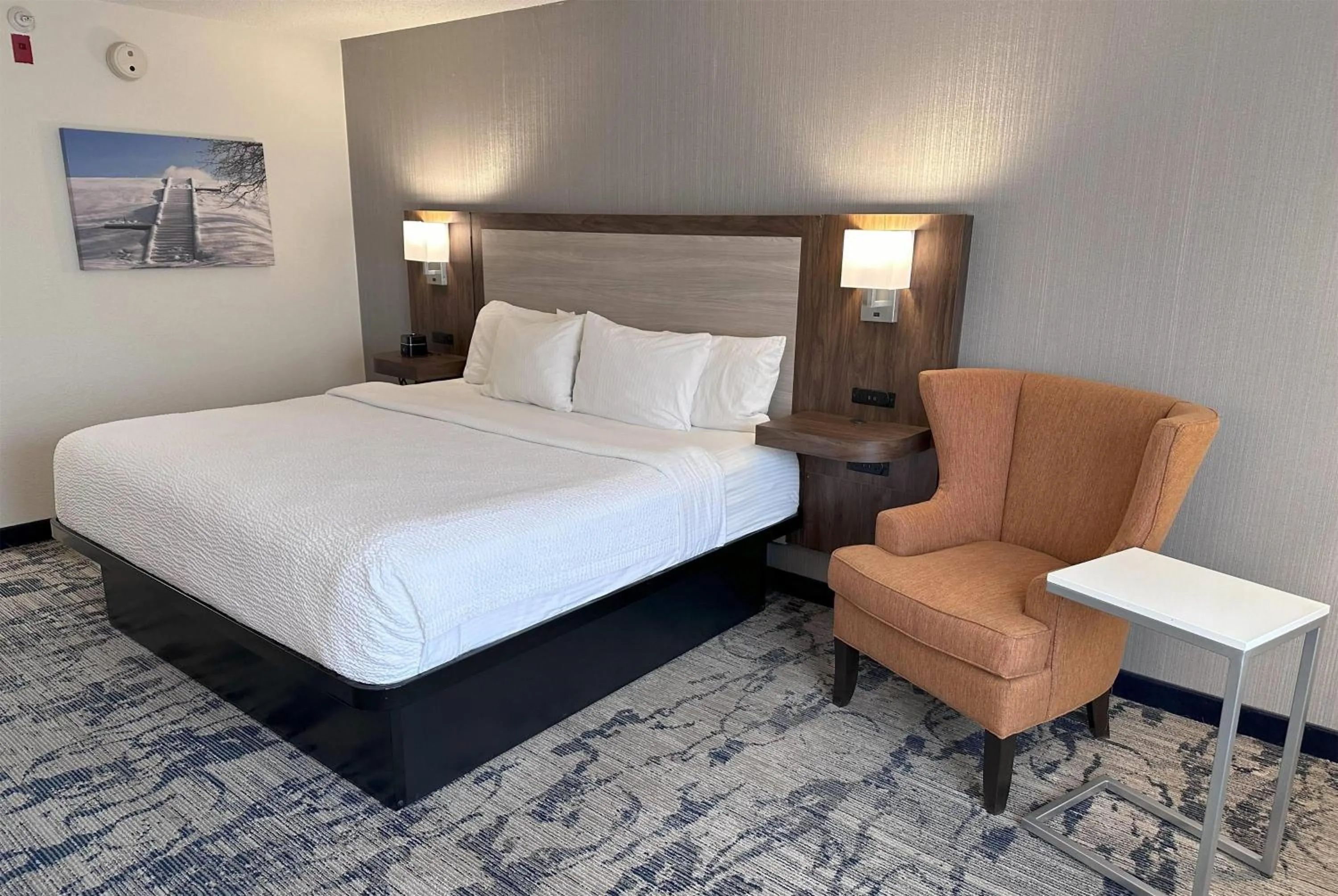 King Room with Bath Tub - Mobility Accessible/Non-Smoking in La Quinta by Wyndham Milwaukee SW New Berlin