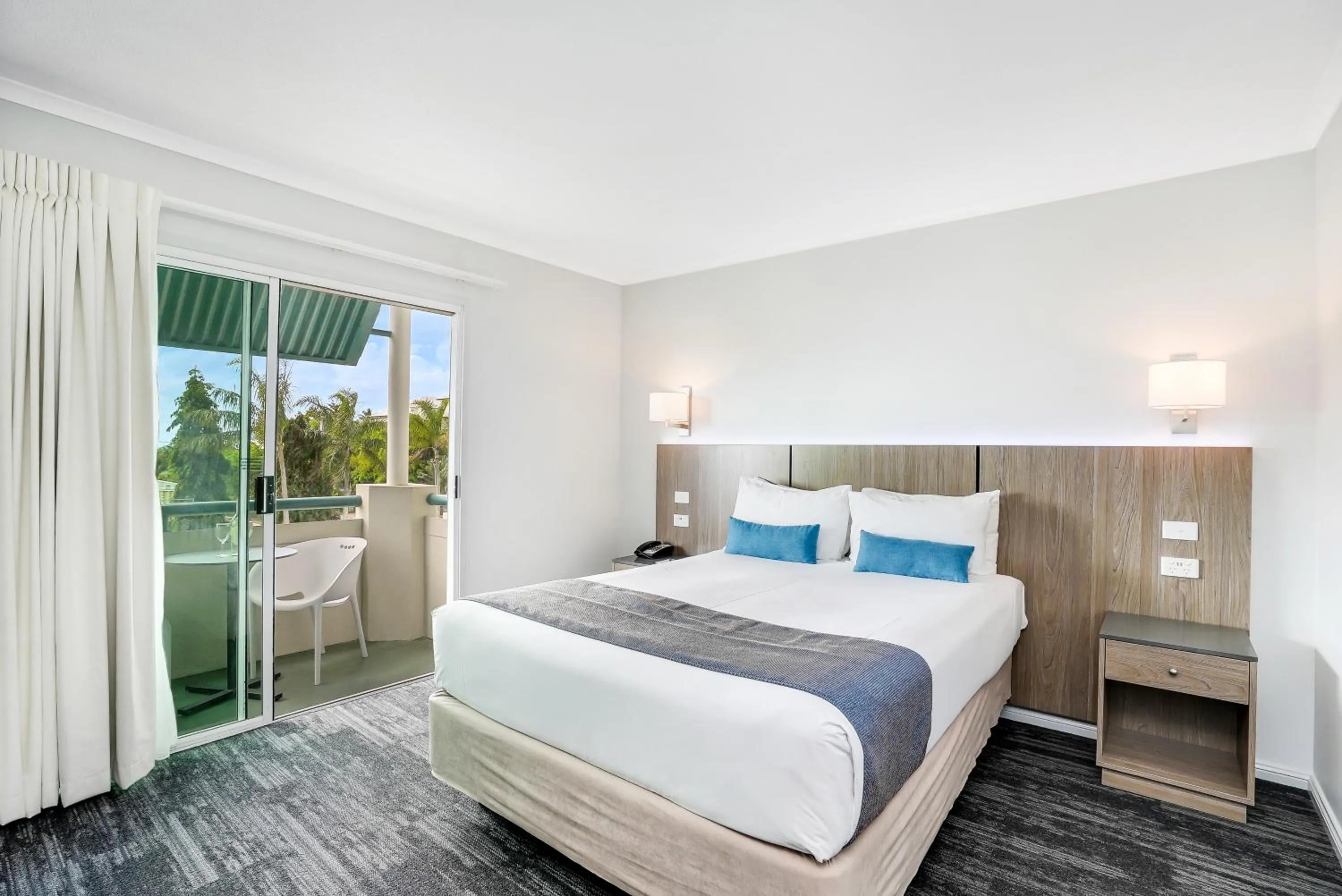 Deluxe Queen Room in Cairns Sheridan Hotel
