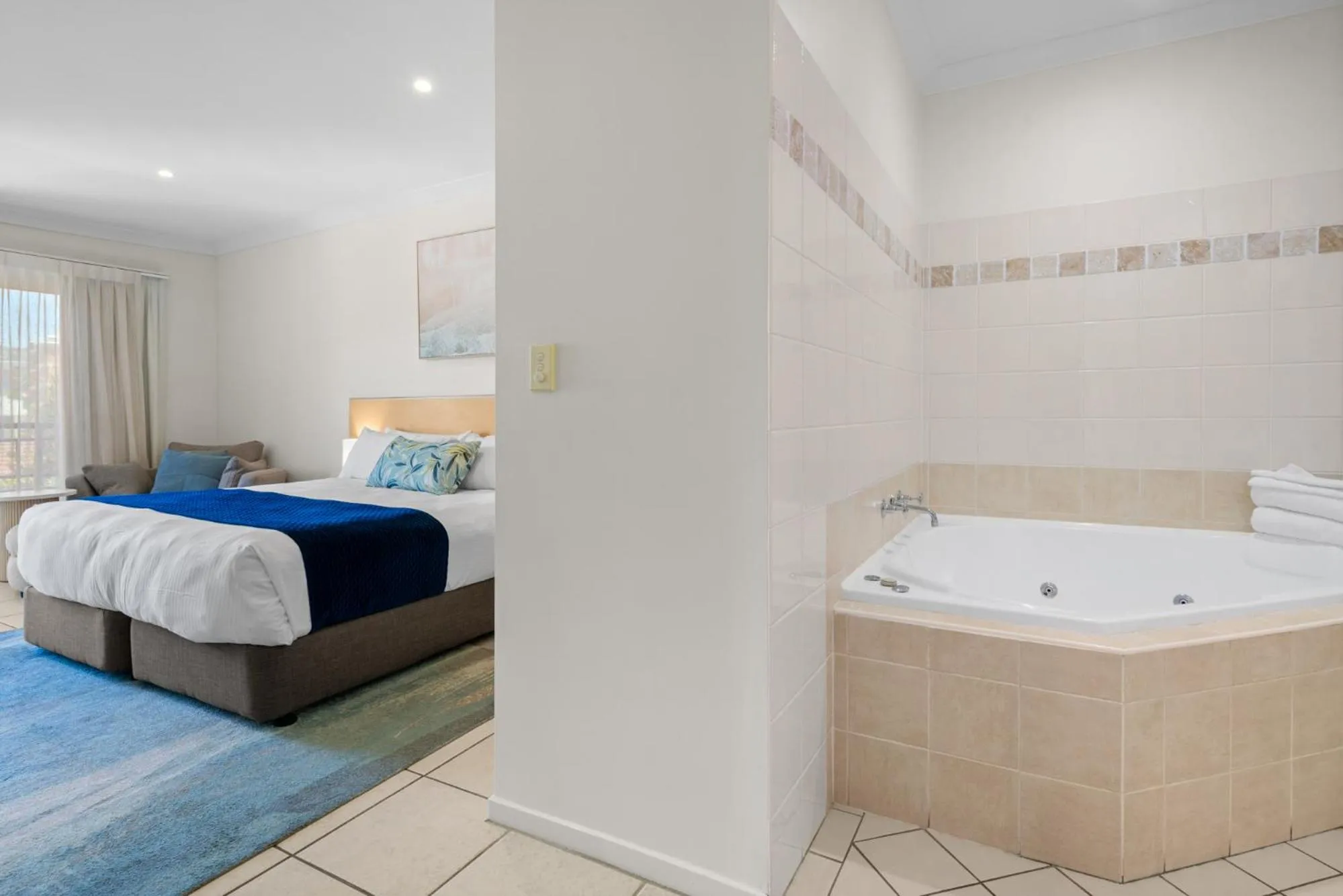 Spa Apartment in Terrigal Sails Serviced Apartments