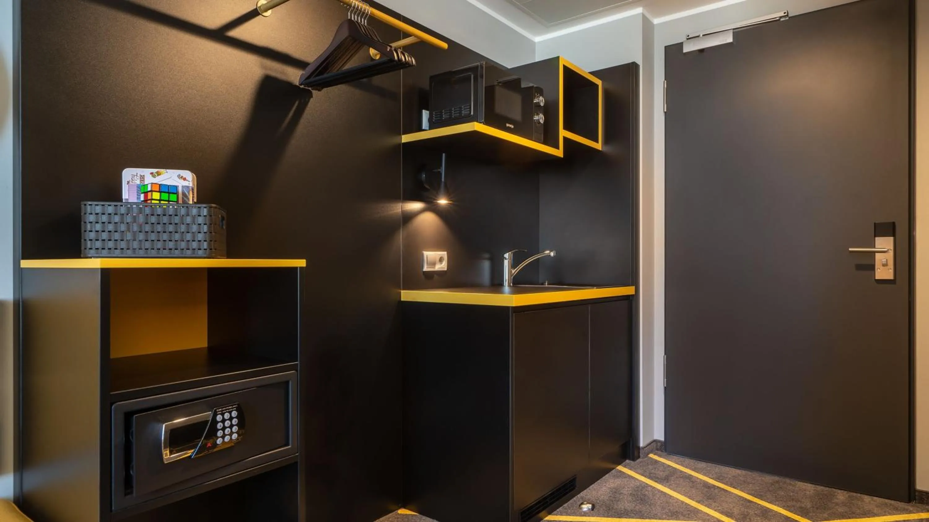 Standard Queen Room with Kitchenette in Holiday Inn - the niu, Fury Aschheim Messe by IHG