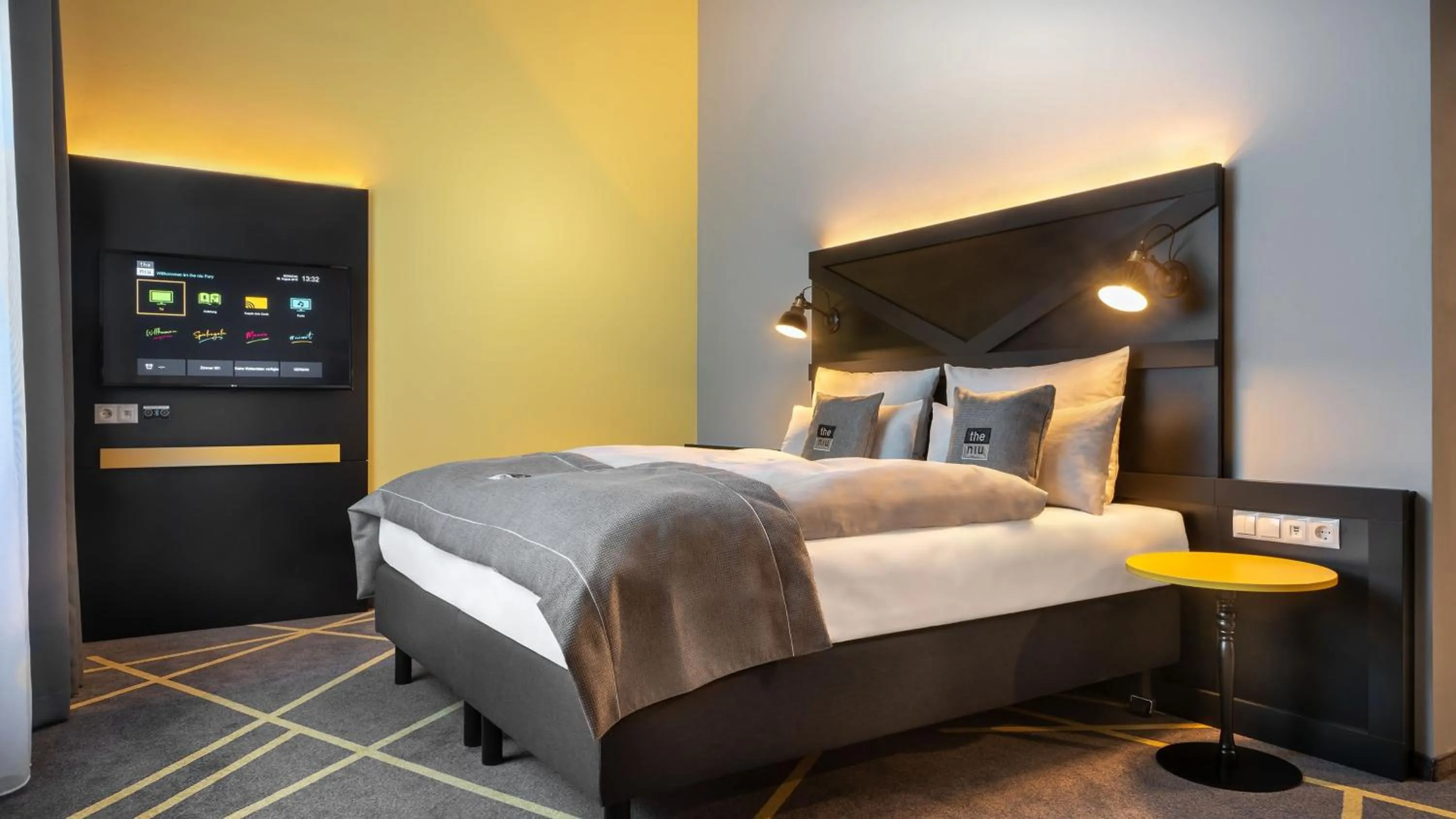 Standard Queen Room - Disability Access in Holiday Inn - the niu, Fury Aschheim Messe by IHG