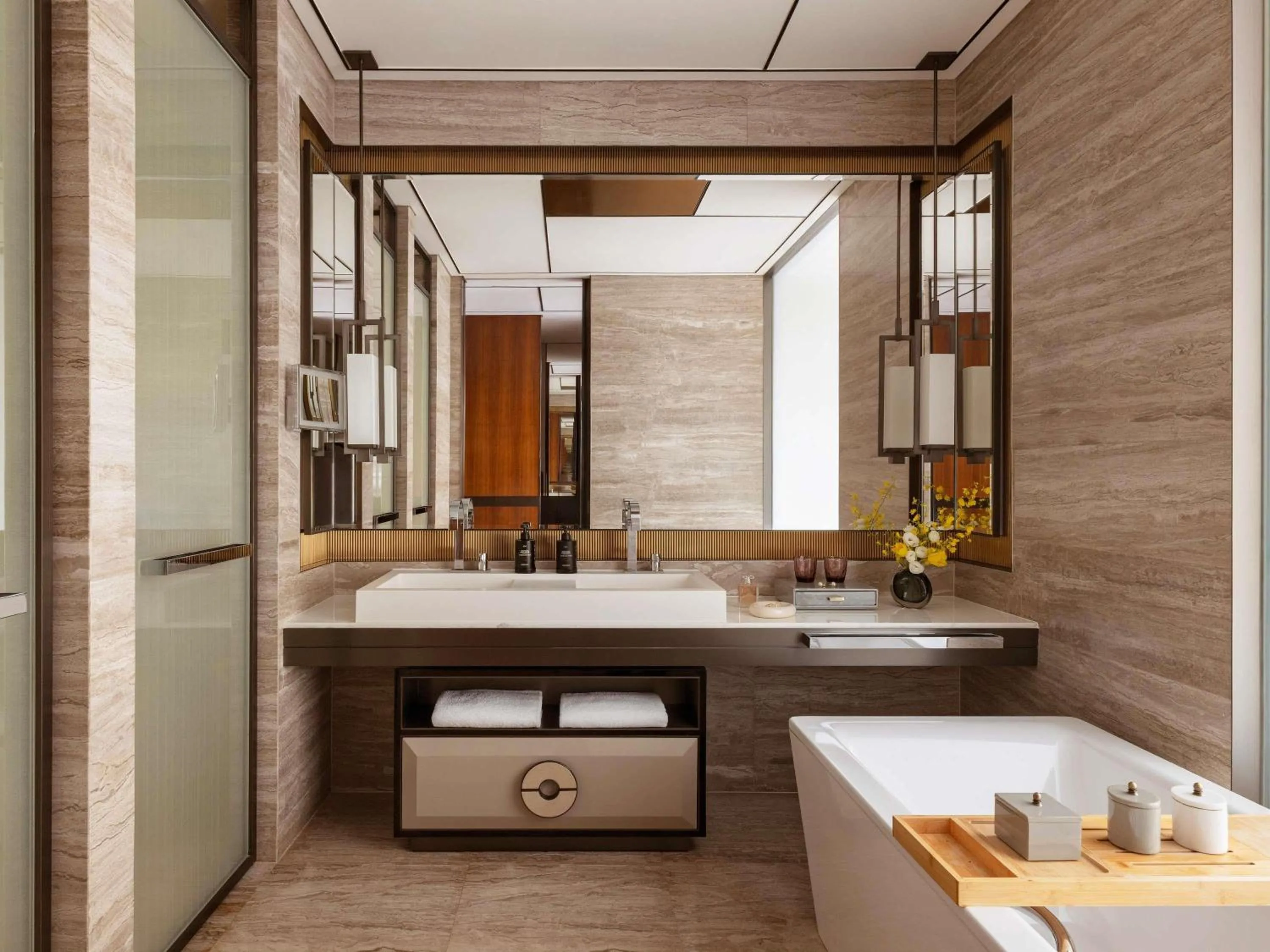 Deluxe Twin Beds City View Room in Raffles Shenzhen, Situated in the heart of One Shenzhen Bay, Book Now to Enjoy Free Minibar and Happy Hour Privileges at Long Bar on 71F