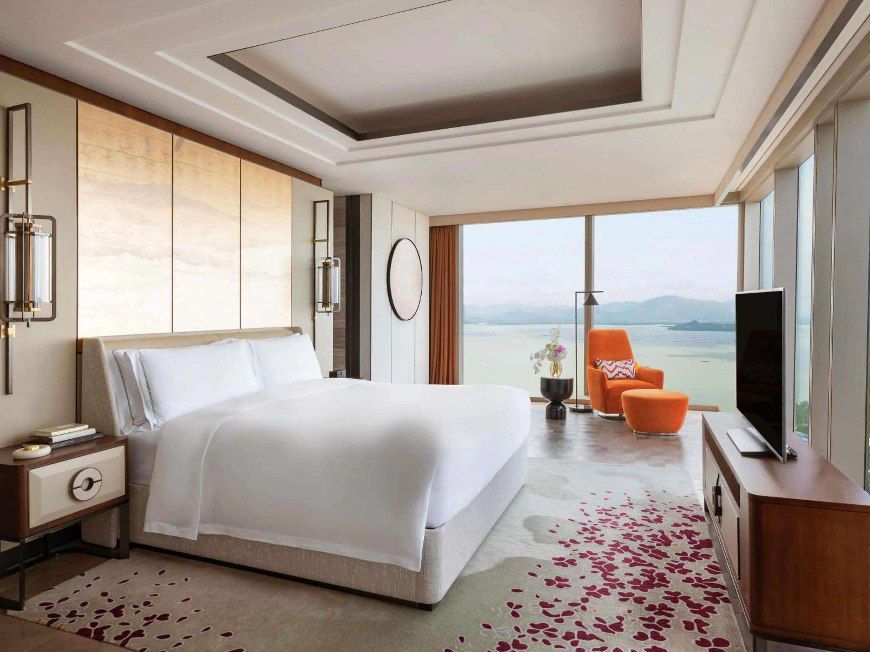 Raffles Suite in Raffles Shenzhen, Situated in the heart of One Shenzhen Bay, Book Now to Enjoy Free Minibar and Happy Hour Privileges at Long Bar on 71F