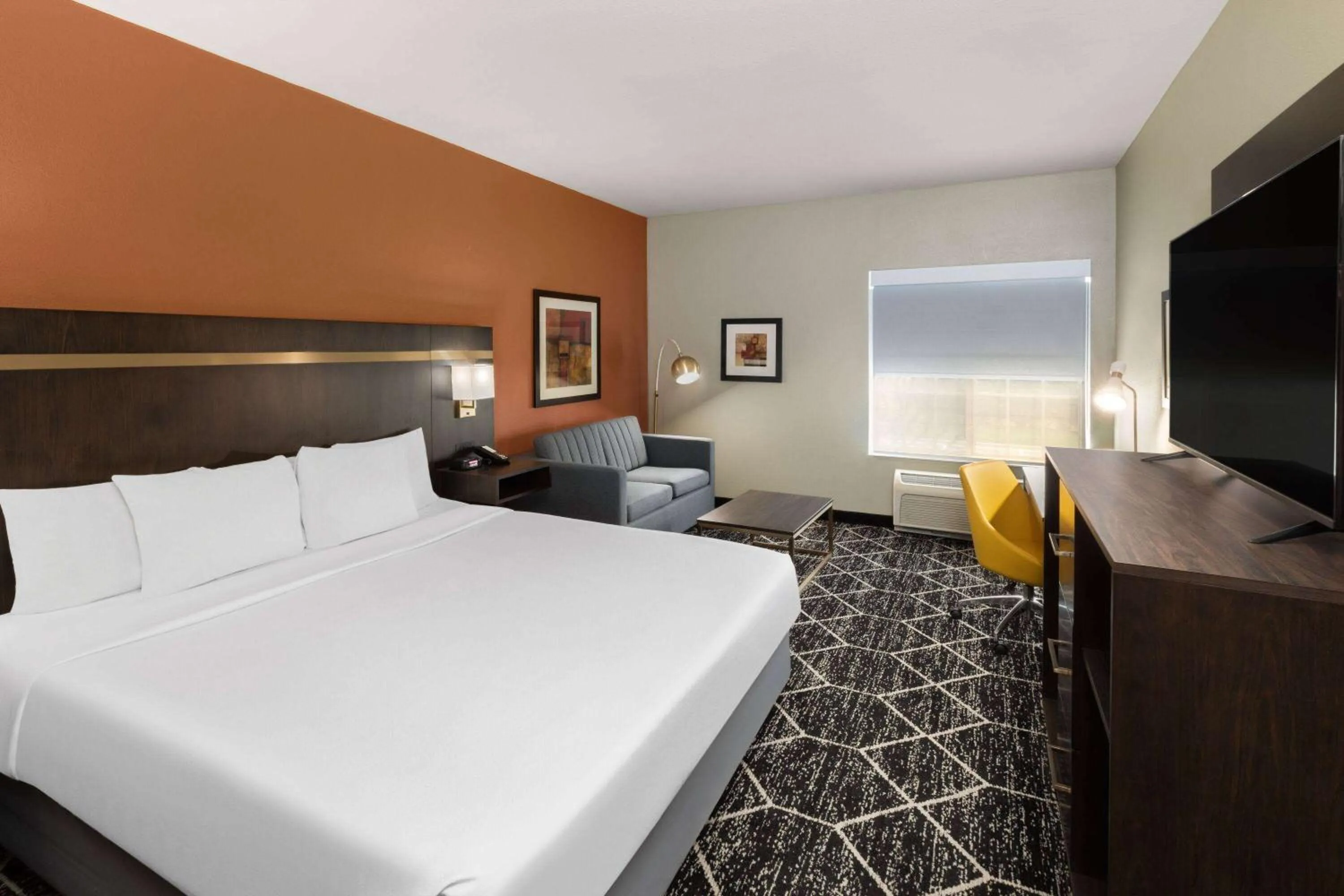 Deluxe King Room with Mobility/Hearing Impaired Access - Non-Smoking in La Quinta by Wyndham Olathe