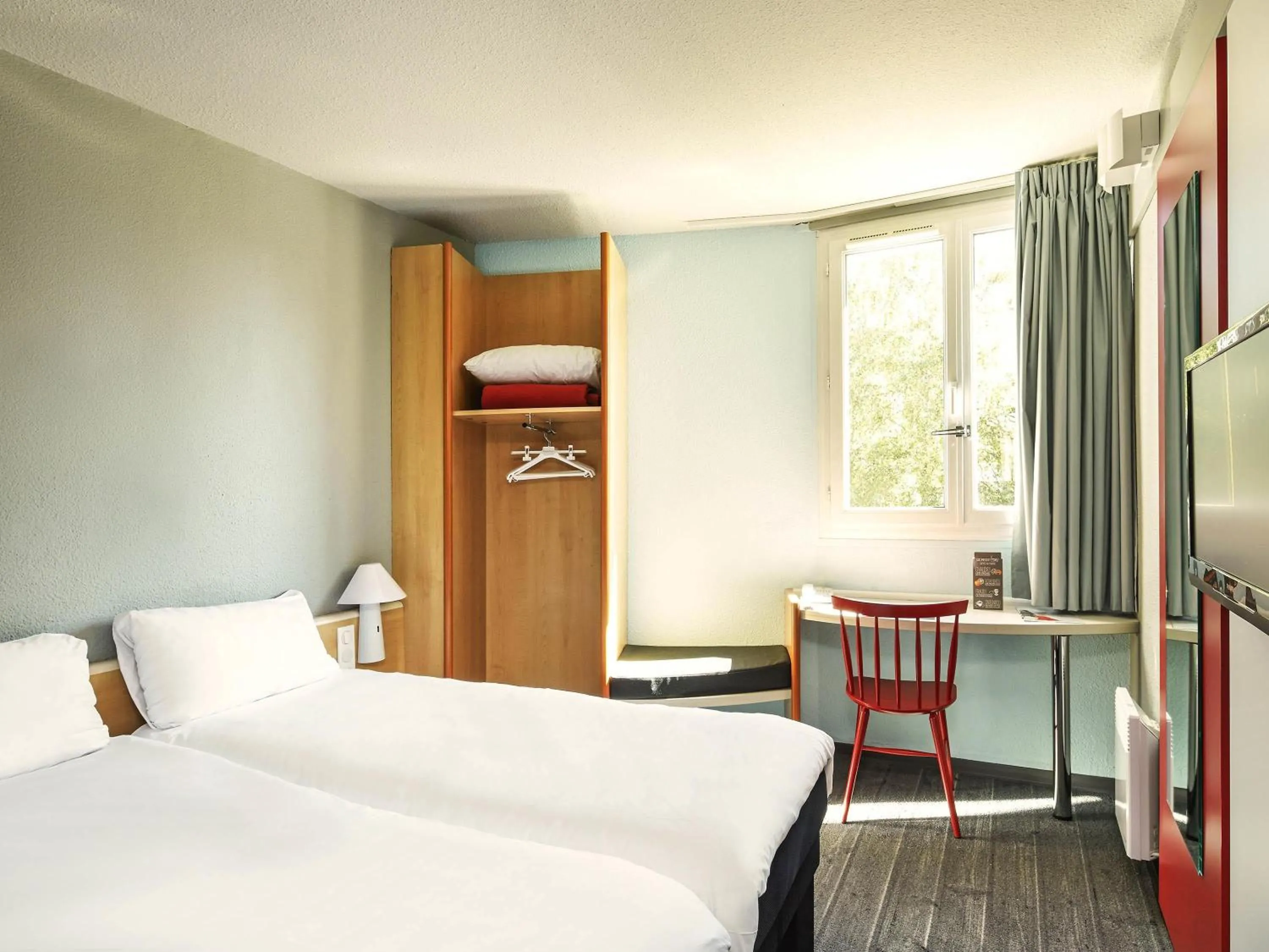 Standard Twin Room in ibis Chartres Ouest Luce