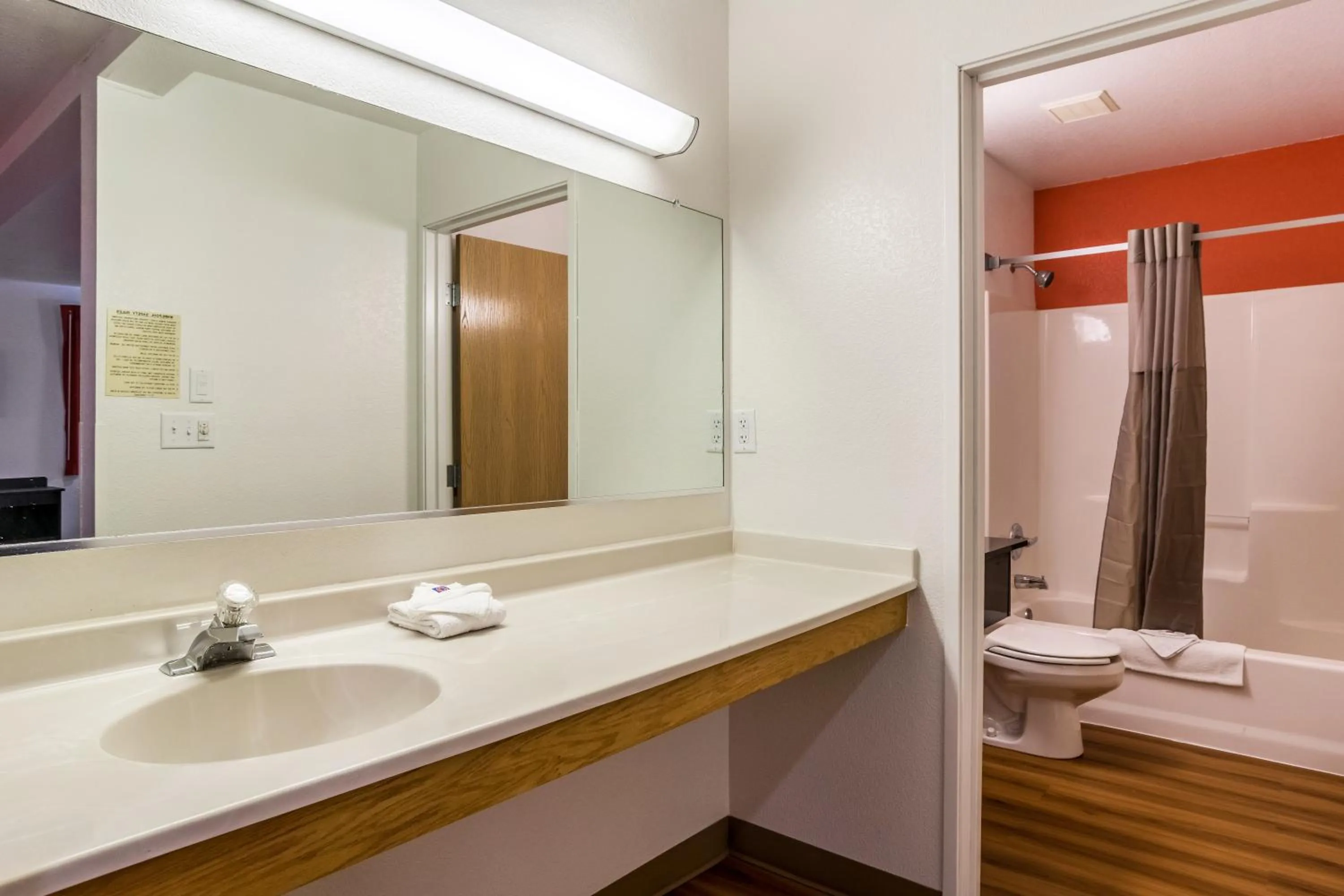 King Room - single occupancy - Non-Smoking in Motel 6-Barkeyville, PA