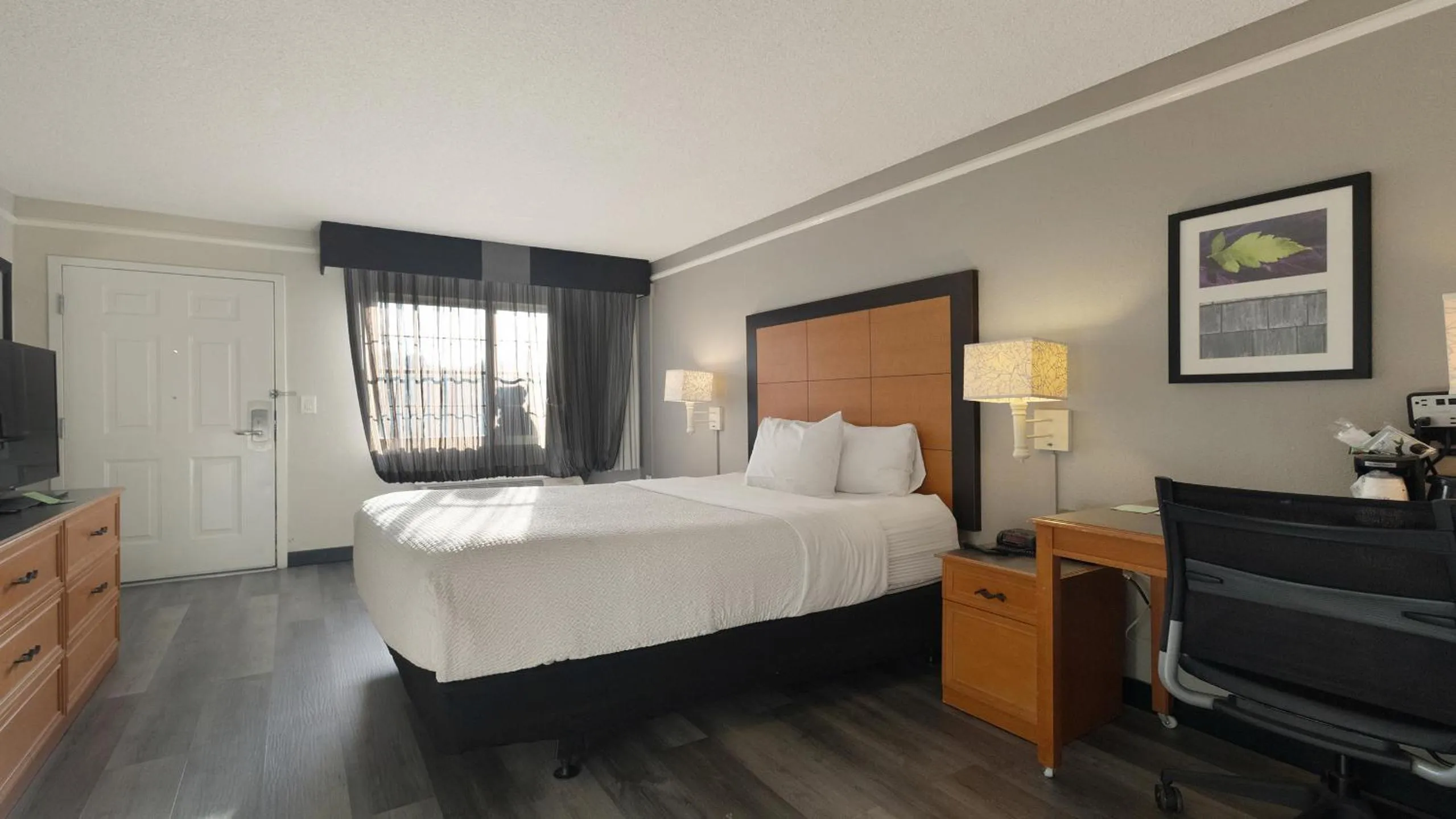 Queen Room - Non-Smoking in Howard Johnson by Wyndham Sacramento Downtown