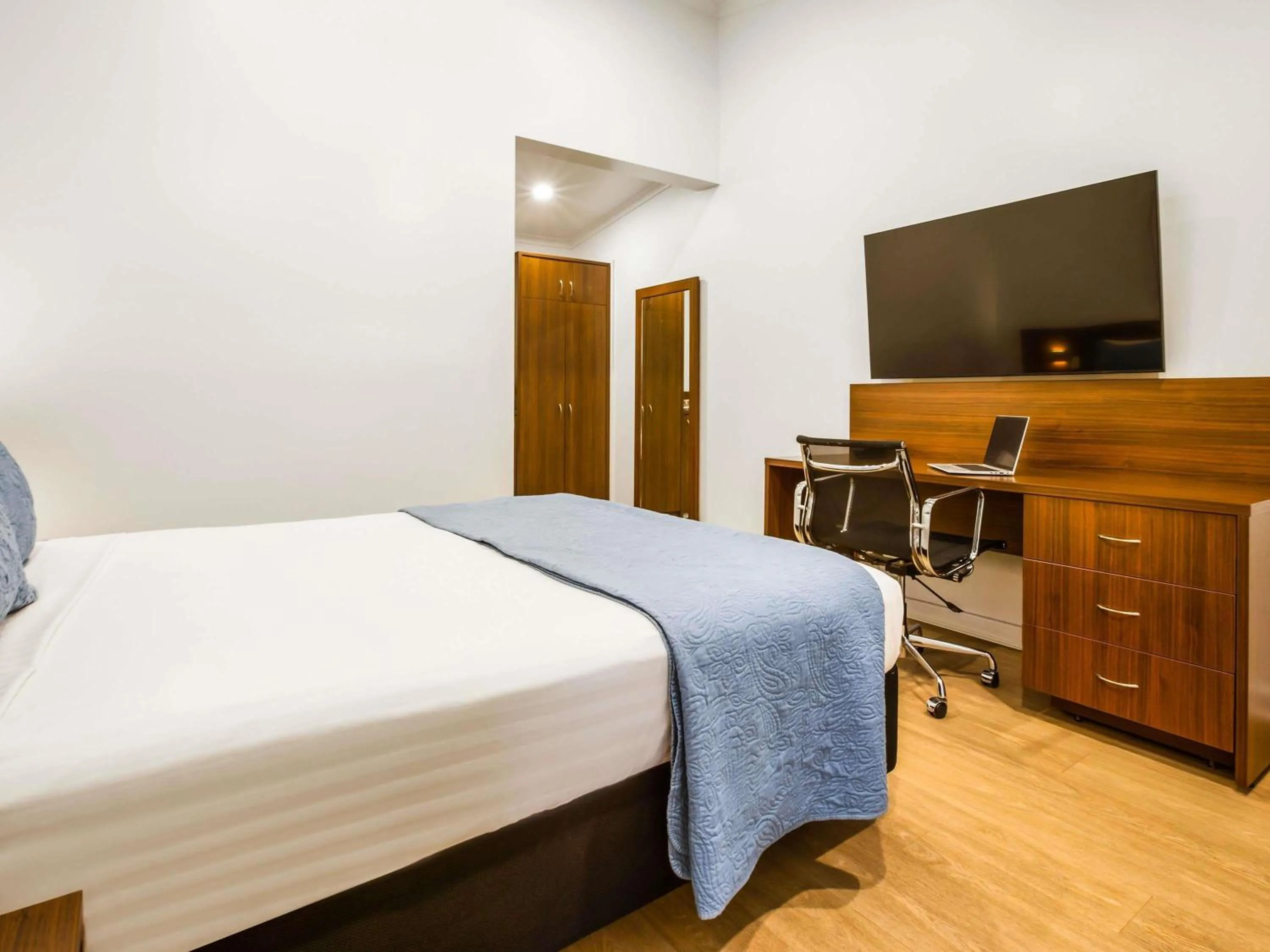 Standard Queen Room in Ibis Styles Karratha
