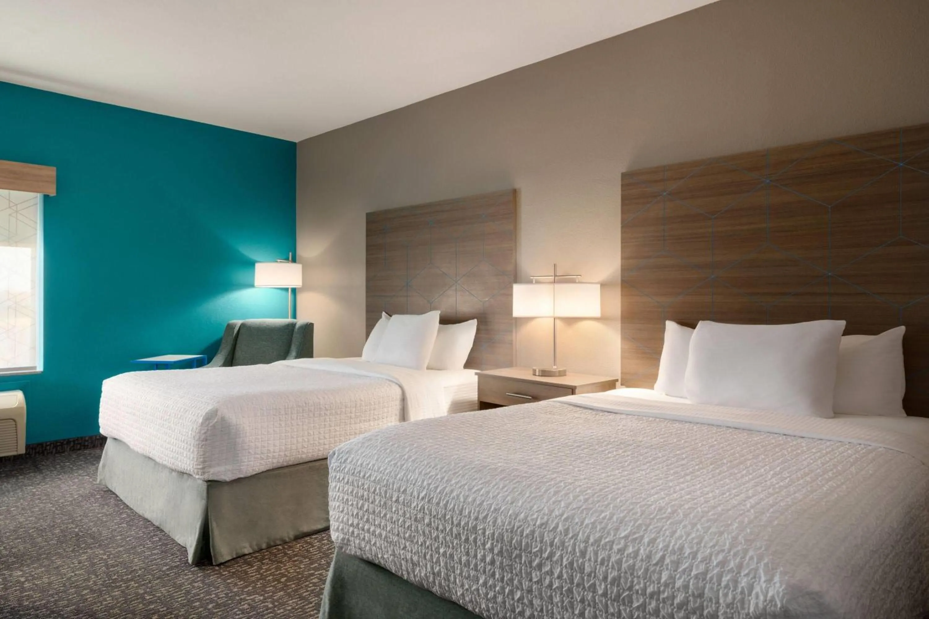 Queen Room with Water View and Mobility/Hearing Impaired Access - Non-Smoking in La Quinta by Wyndham Shawnee