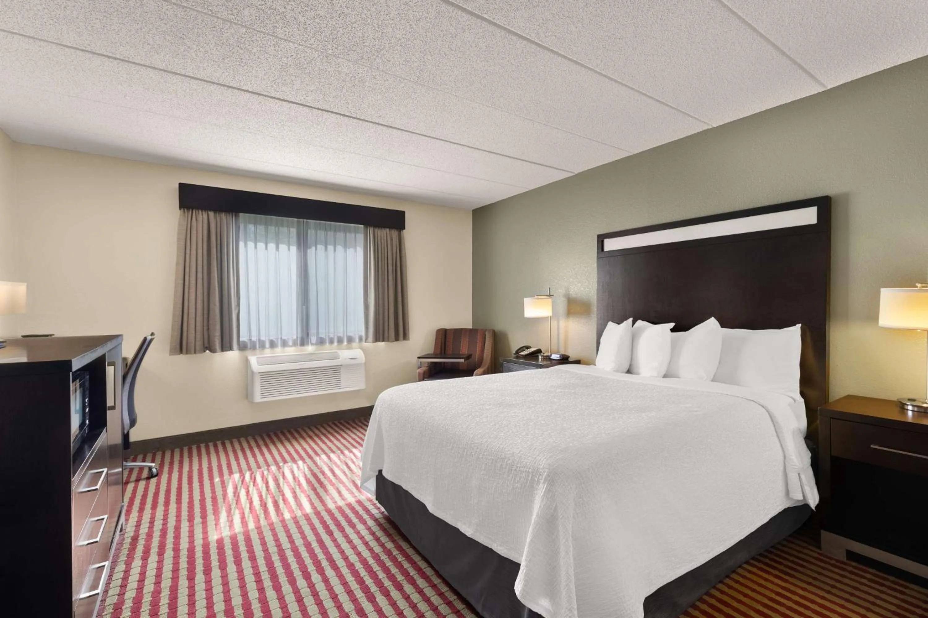 Queen Room with Roll-in Shower - Mobility Accessible in Best Western Germantown Inn