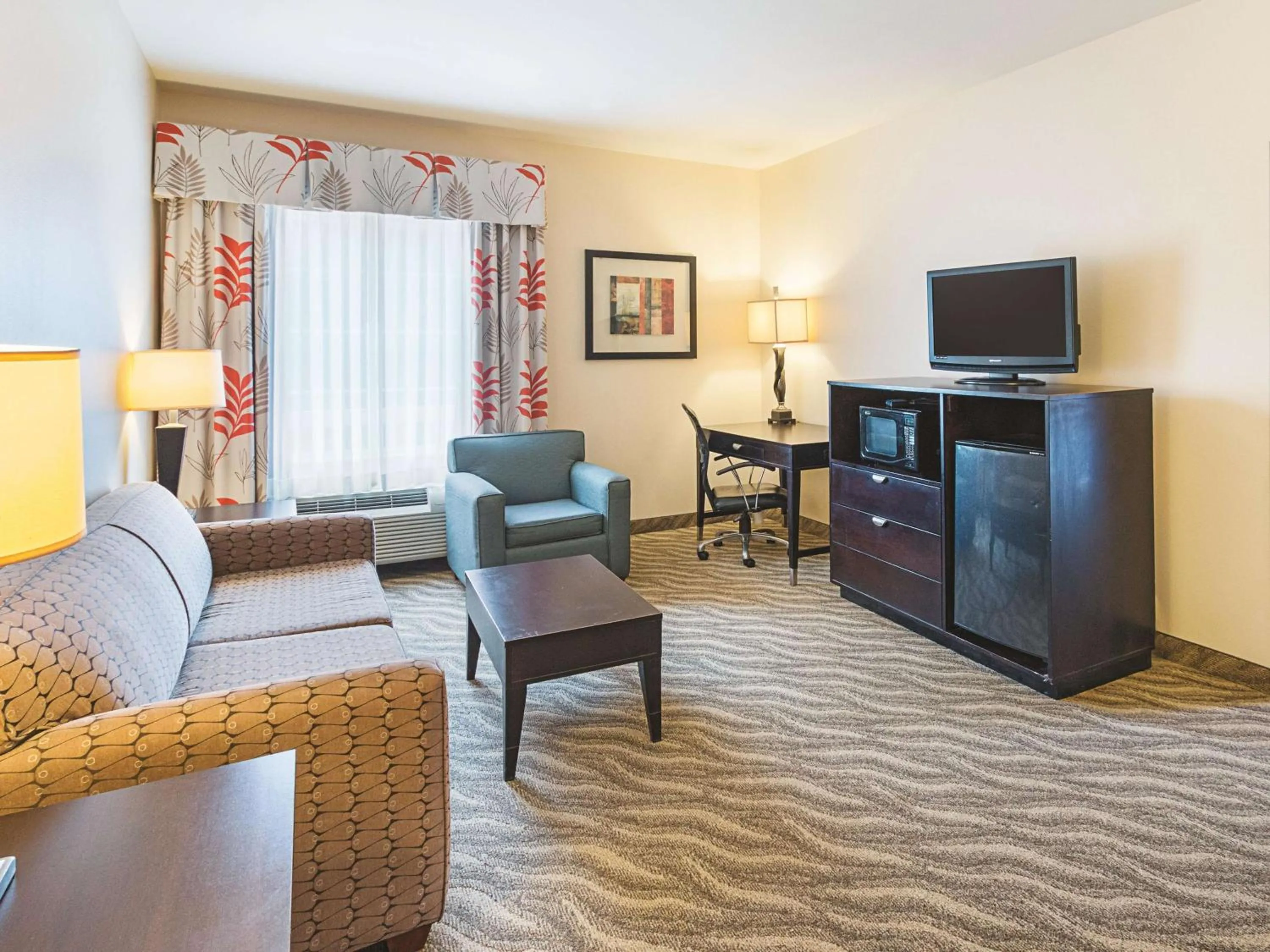1 King Bed, Mobility/Hearing Access Family Suite, Tub w/ Grab Bars, Non-Smoking in La Quinta by Wyndham Glen Rose