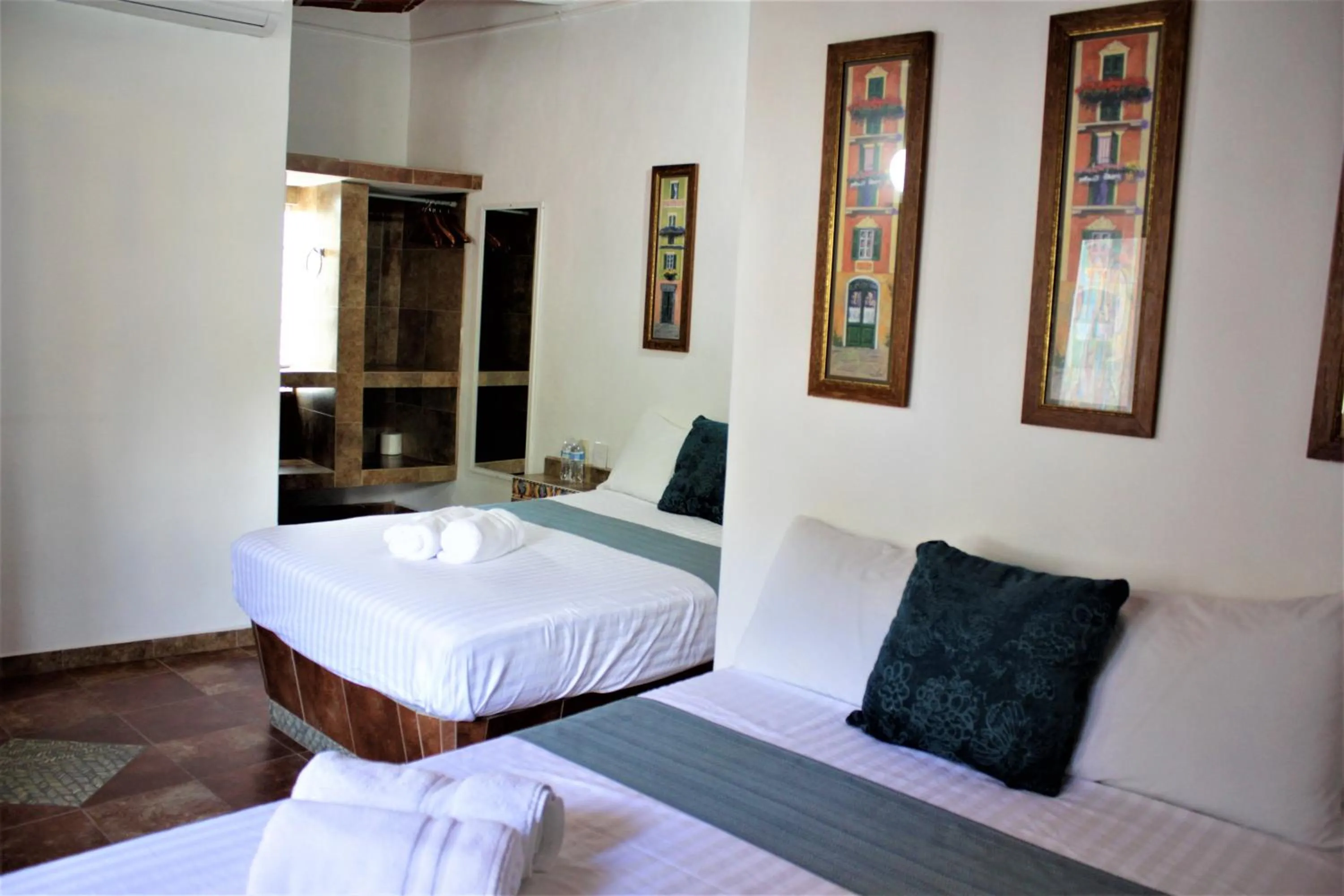 Budget Twin Room in Hotel Diamante Sayulita