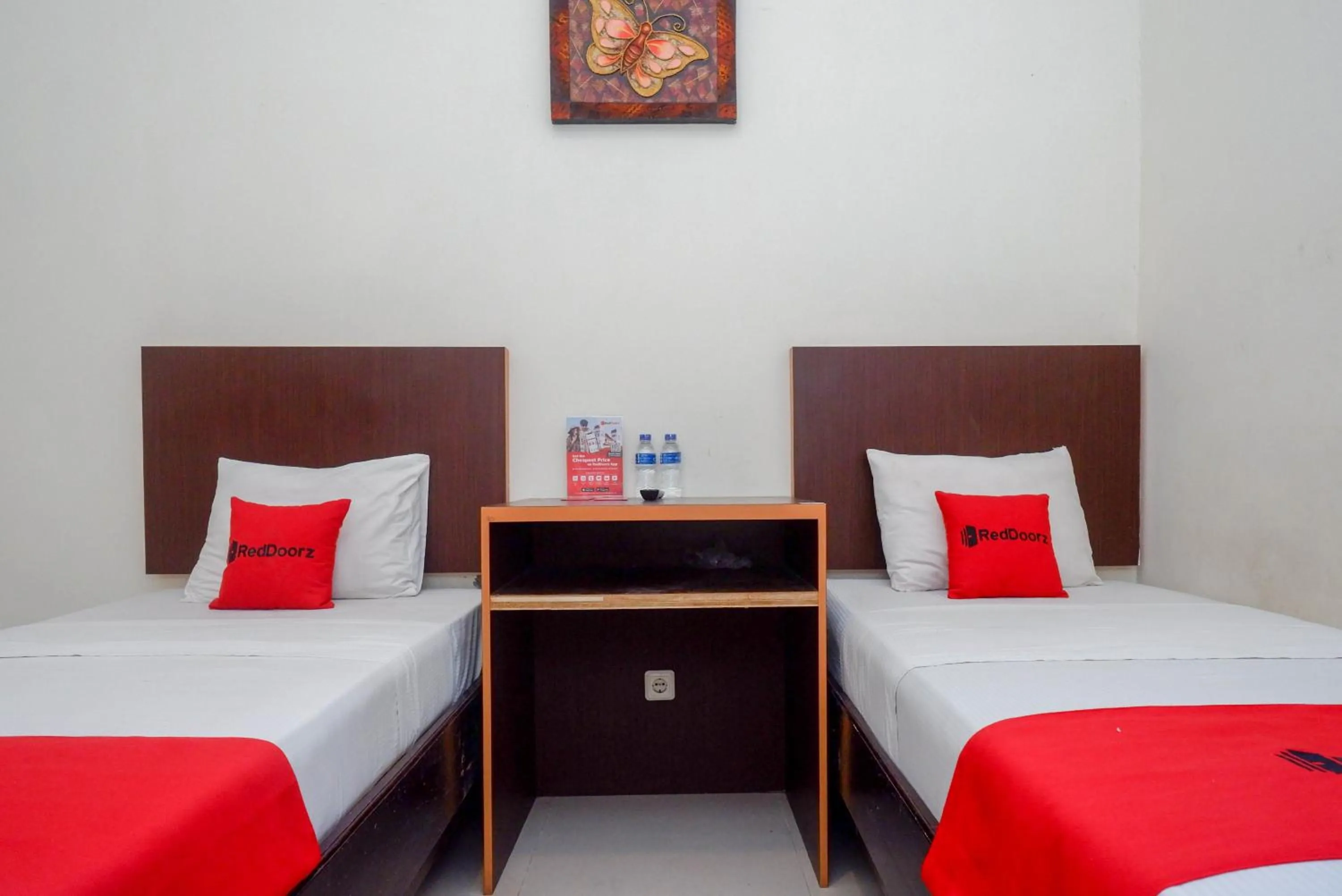 Twin Room in RedDoorz Syariah At Namira Hotel
