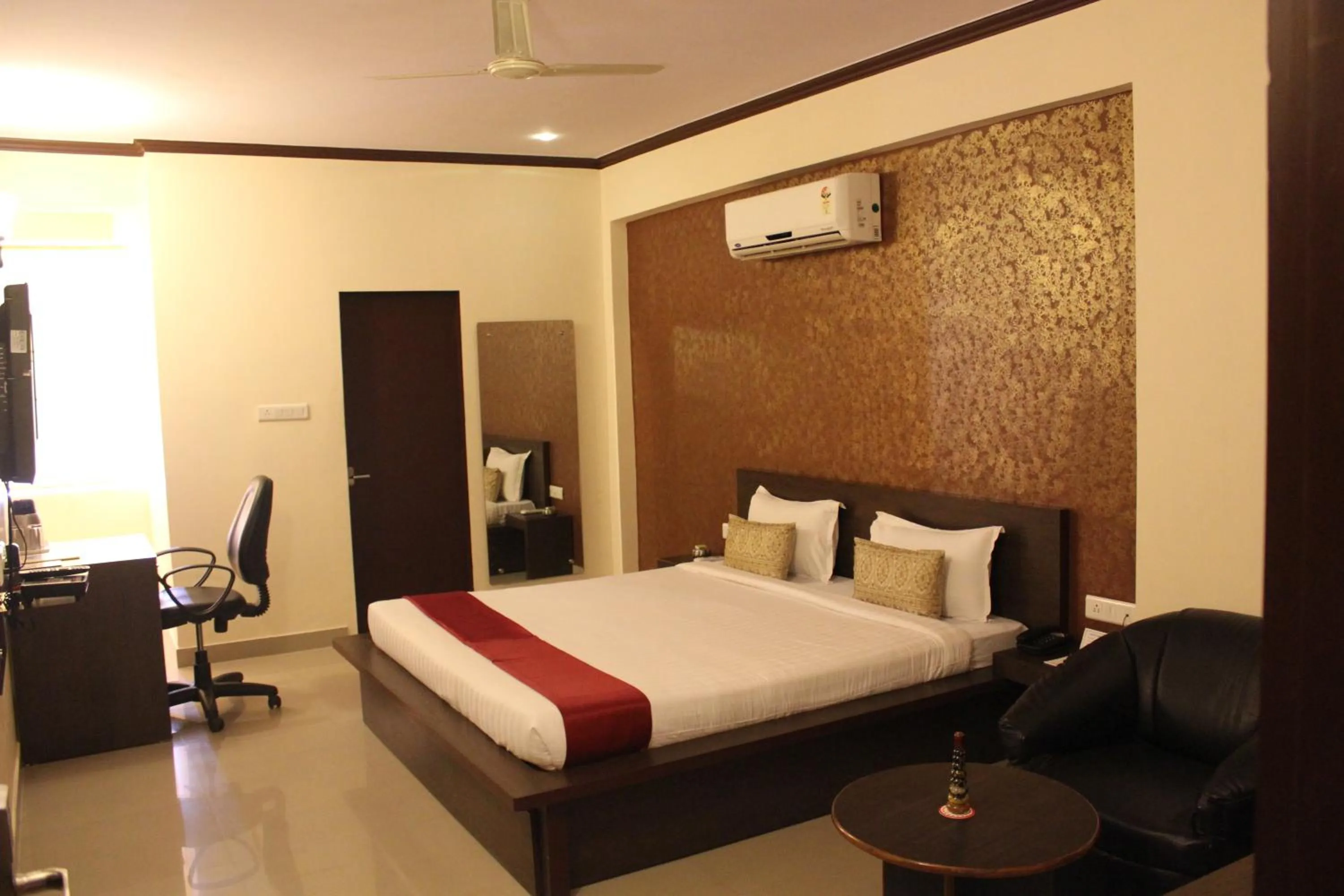Super Deluxe Double Room in Hotel Savi Regency