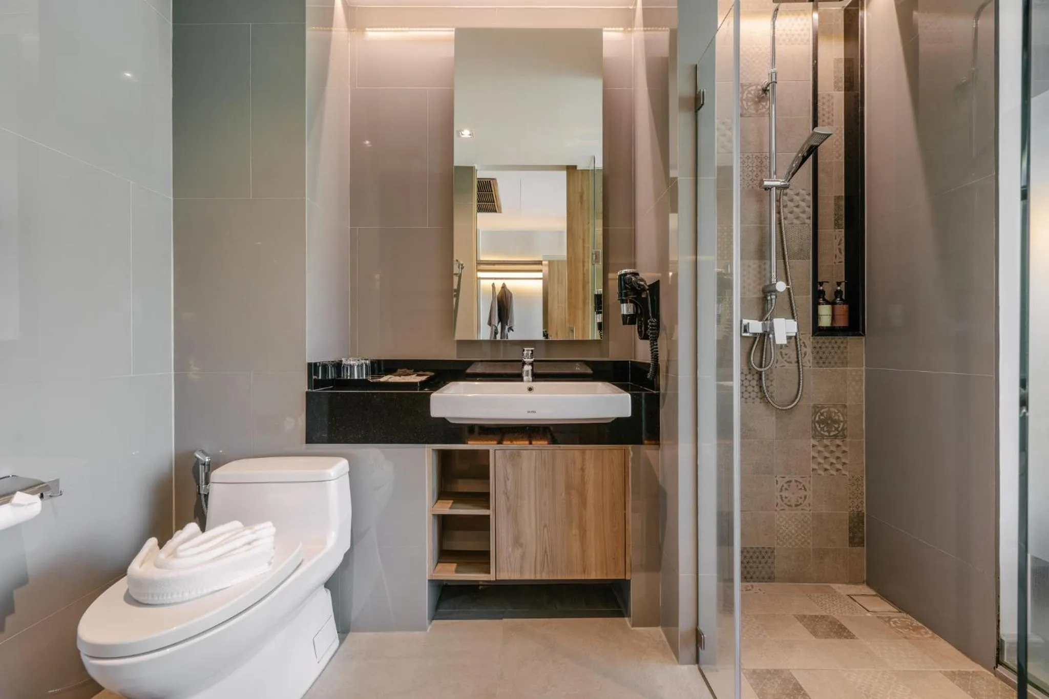 Rak Twin Room No Balcony in Rak Elegant Hotel Patong