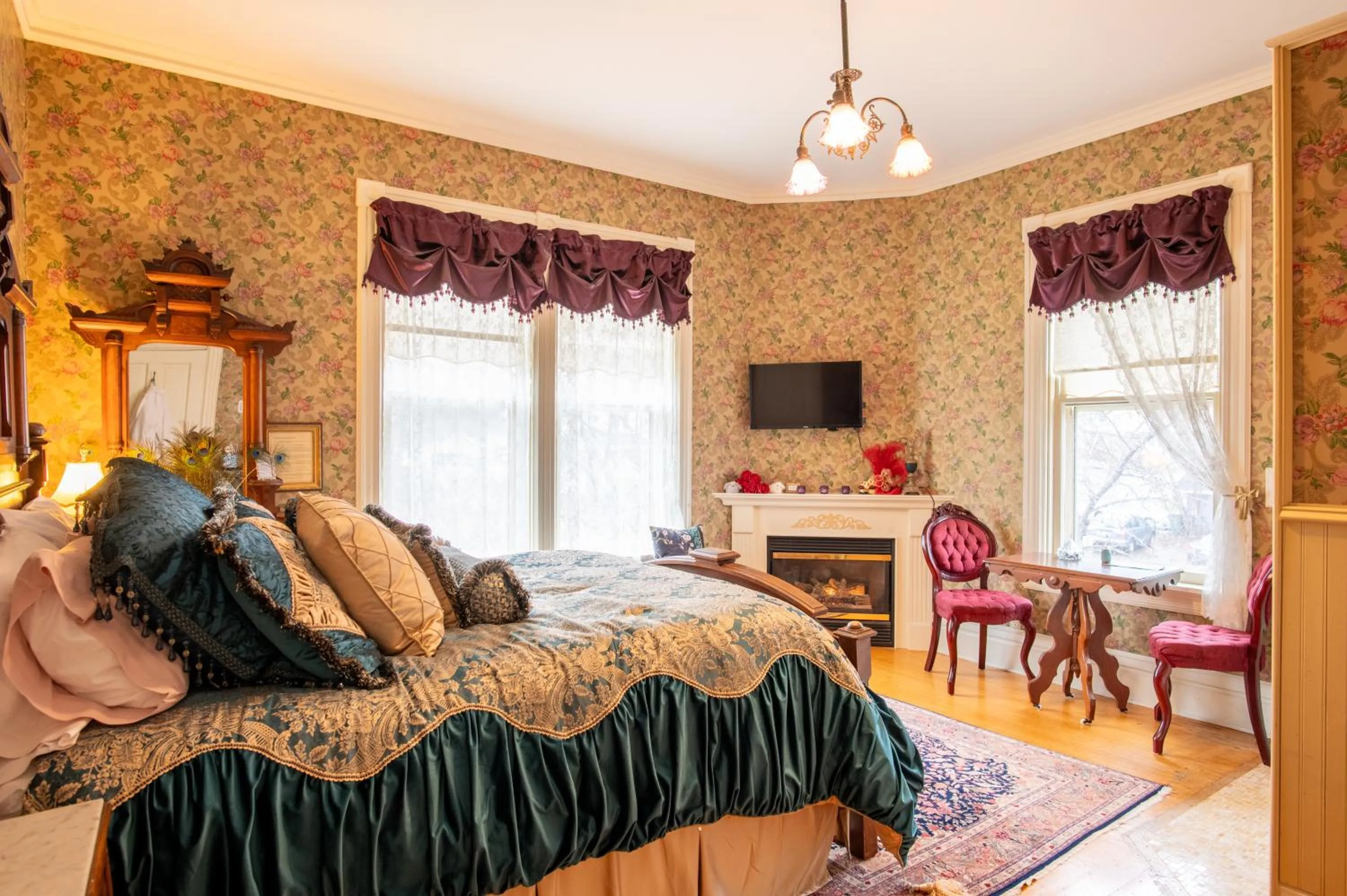 Queen Suite in Aurora Staples Inn