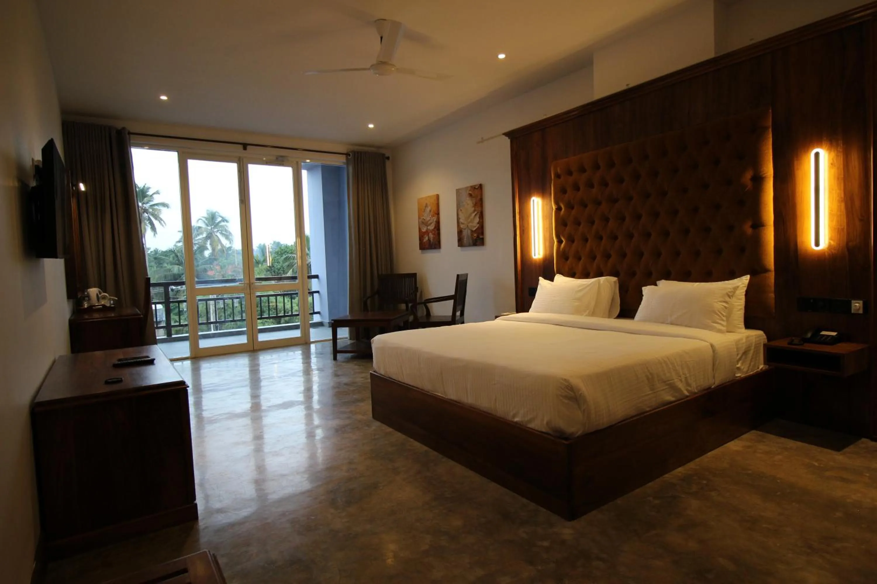 Deluxe Double Room with Balcony in Hotel Refresh Blue